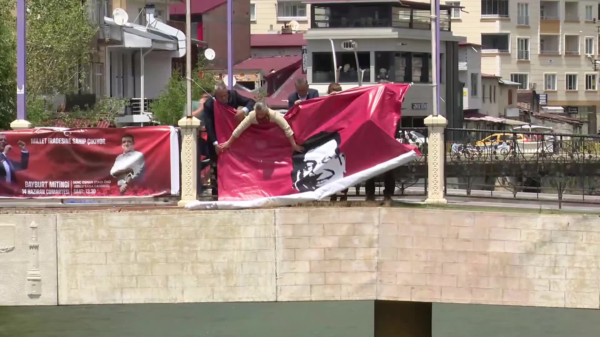 Bayburt'ta CHP'nin ''Millet İradesine Sahip Çıkıyor'' mitingi... CHP'li milletvekilleri, köprüye ''İmamoğlu'na Özgürlük'' pankartı astı