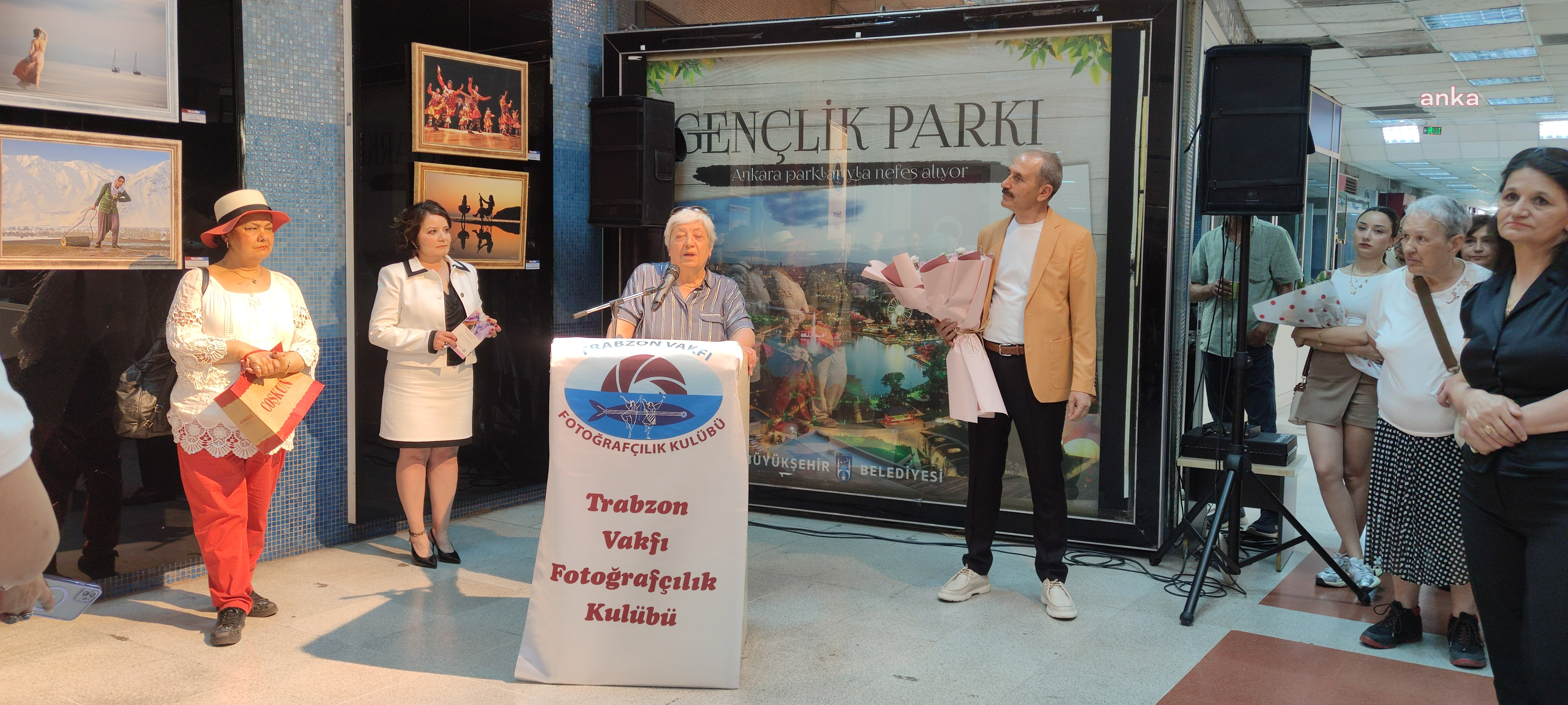 "Gölgede Kalan Işıkta Parlayan" fotoğraf sergisi Ankara Metro Sanat Galerisi'nde açıldı