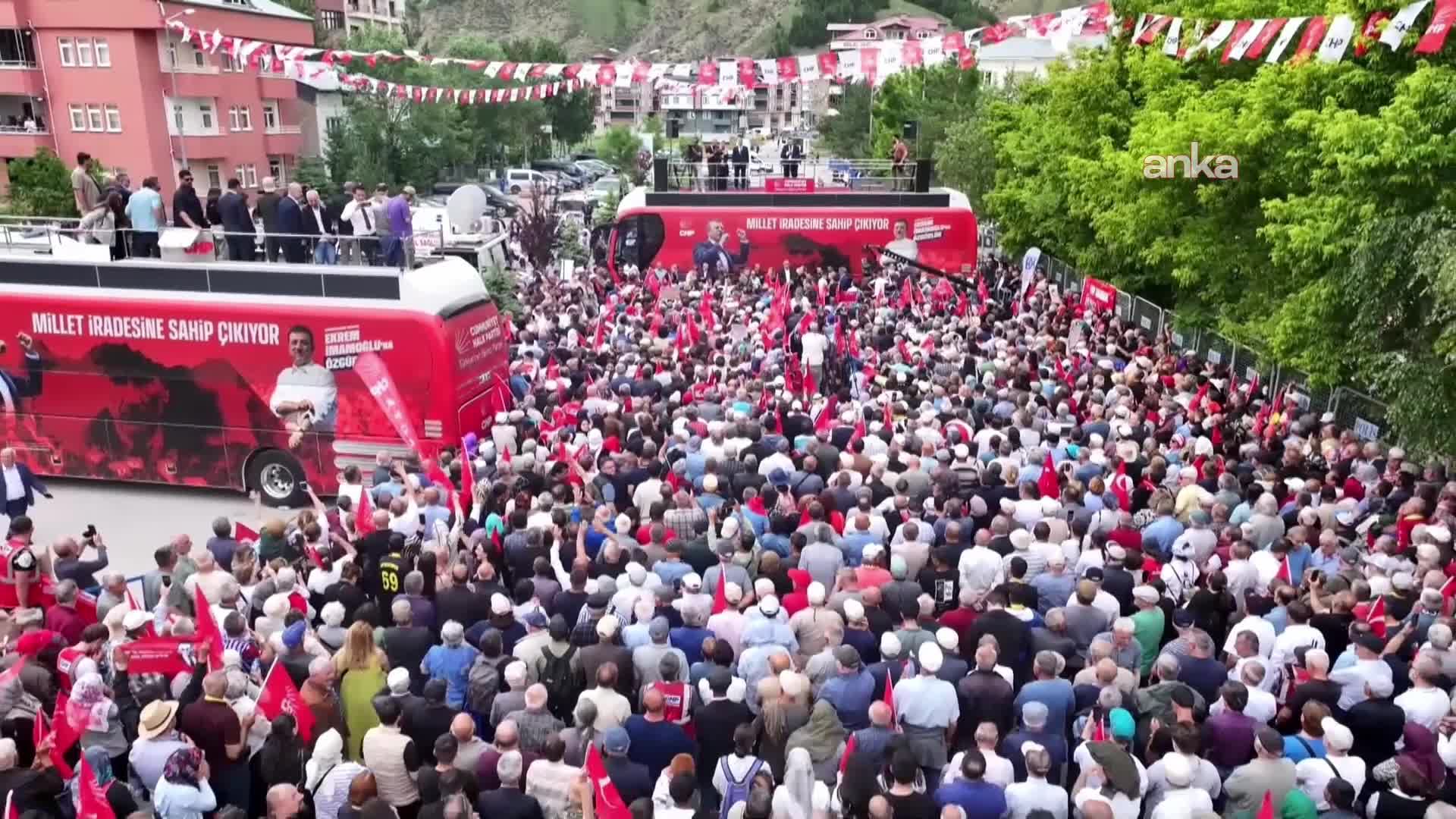 CHP’nin Bayburt mitingine binlerce kişi katıldı, dolu ve yağmur katılımı azaltmadı. Özel: "Bayburt'a CHP iktidarında bereket getireceğiz"
