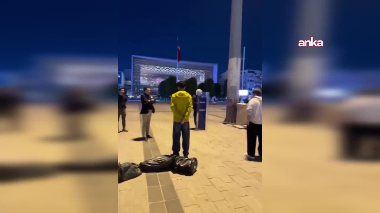 "Duran Adam" eyleminde gözaltına alınan 19 genç hakkında "Toplantı ve Gösteri Yürüyüşleri Kanunu'na muhalefet" suçundan dava açıldı