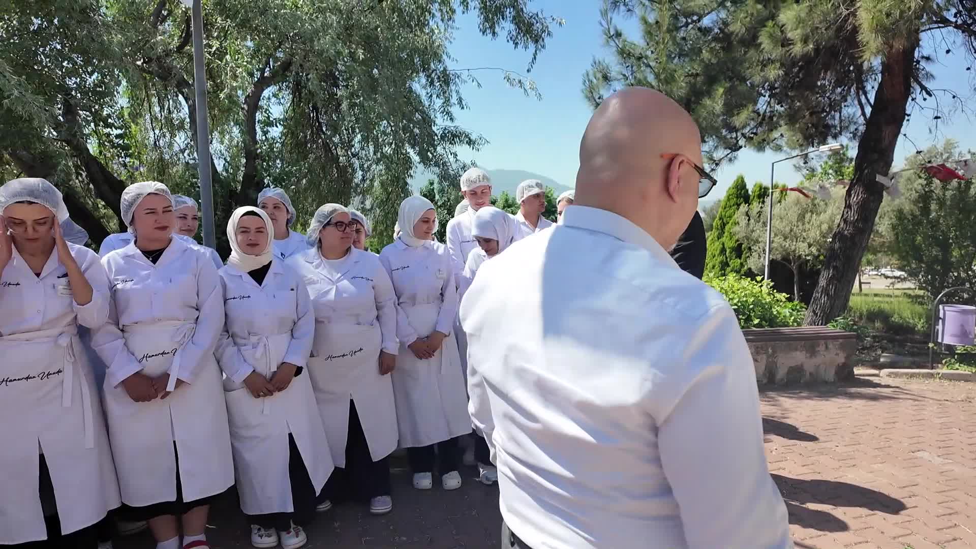 Bornova’da istihdam garantili kursla gençler meslek sahibi oldu