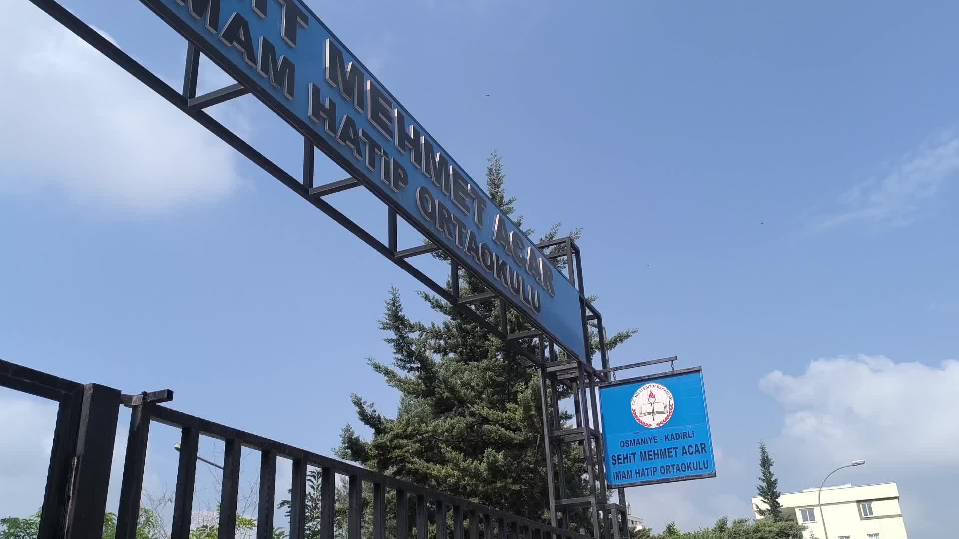 LGS sınavında kimliğini unutan öğrencinin imdadına yetişen motosikletli vatandaş, son saniyede öğrenciyi sınava yetiştirdi