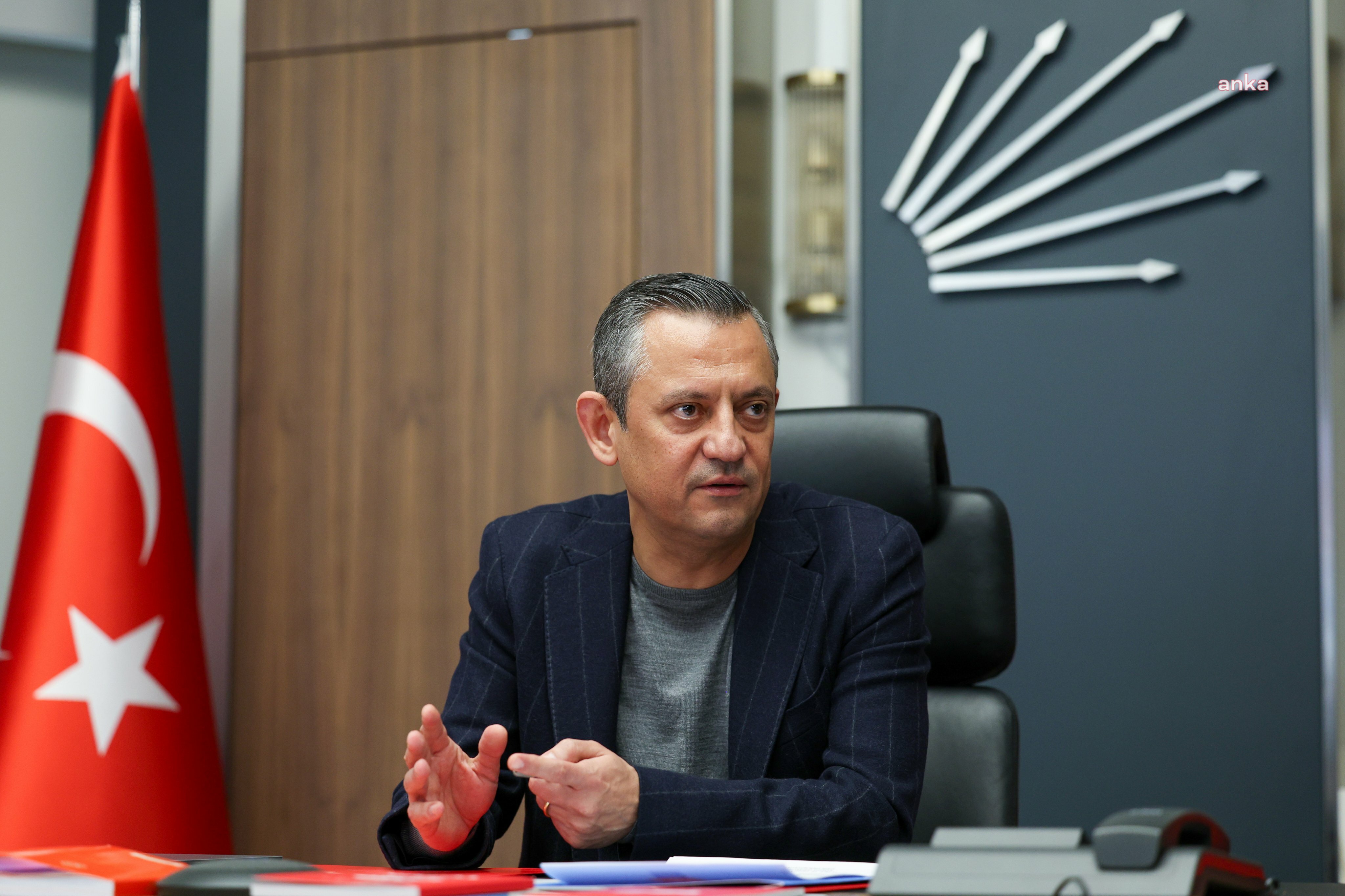 Özgür Özel’den Babalar Günü mesajı: “Bu ülke, evladına onurlu bir gelecek bırakmak için yılmadan direnen babaların emeğiyle yeniden ayağa kalkacak”