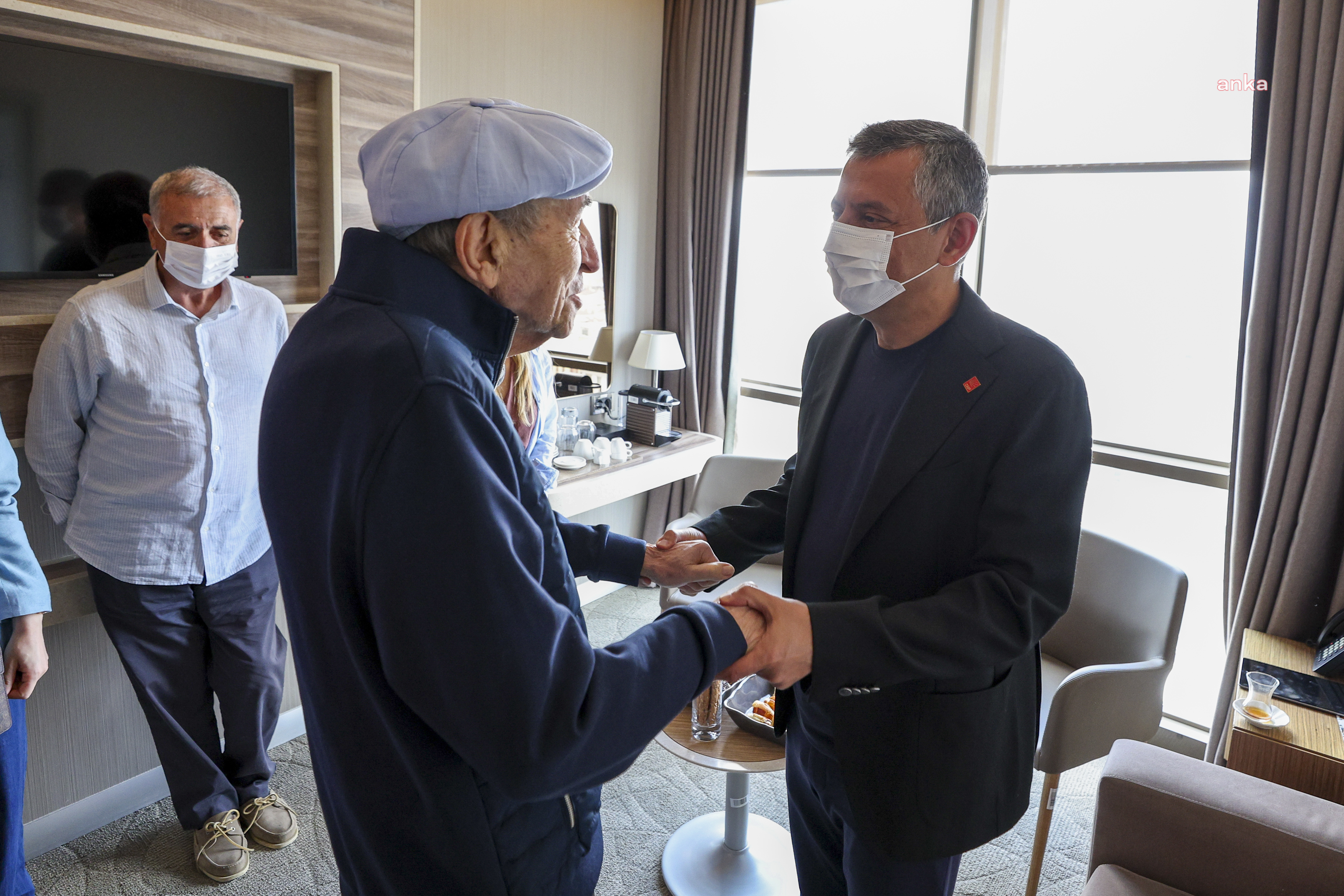 Özgür Özel, önceki CHP genel başkanlarının Babalar Günü’nü kutladı