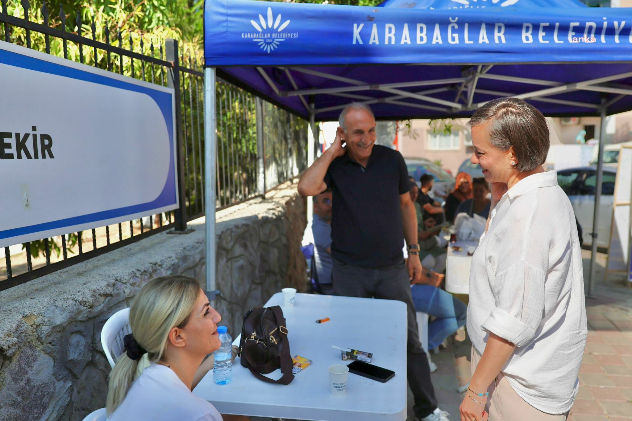 Karabağlar Belediyesinden LGS'ye giren çocuklarını bekleyen ailelere okul önlerinde hizmet