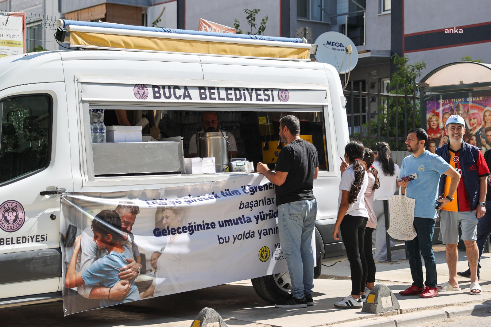Buca Belediyesi'nden LGS'ye giren öğrenciler ve ailelerine ikram