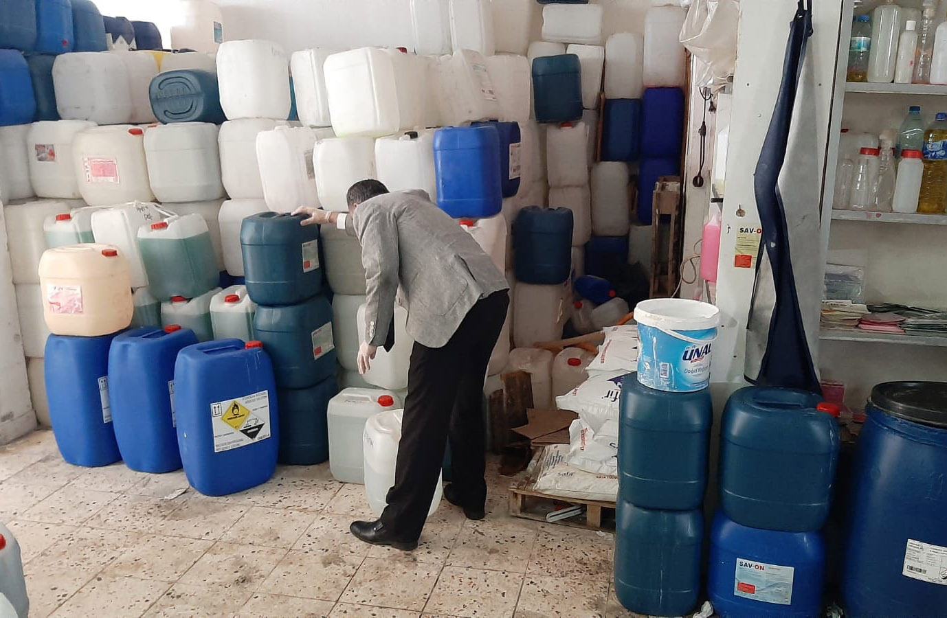 YENİMAHALLE'DE SAHTE DEZENFEKTAN BASKINI