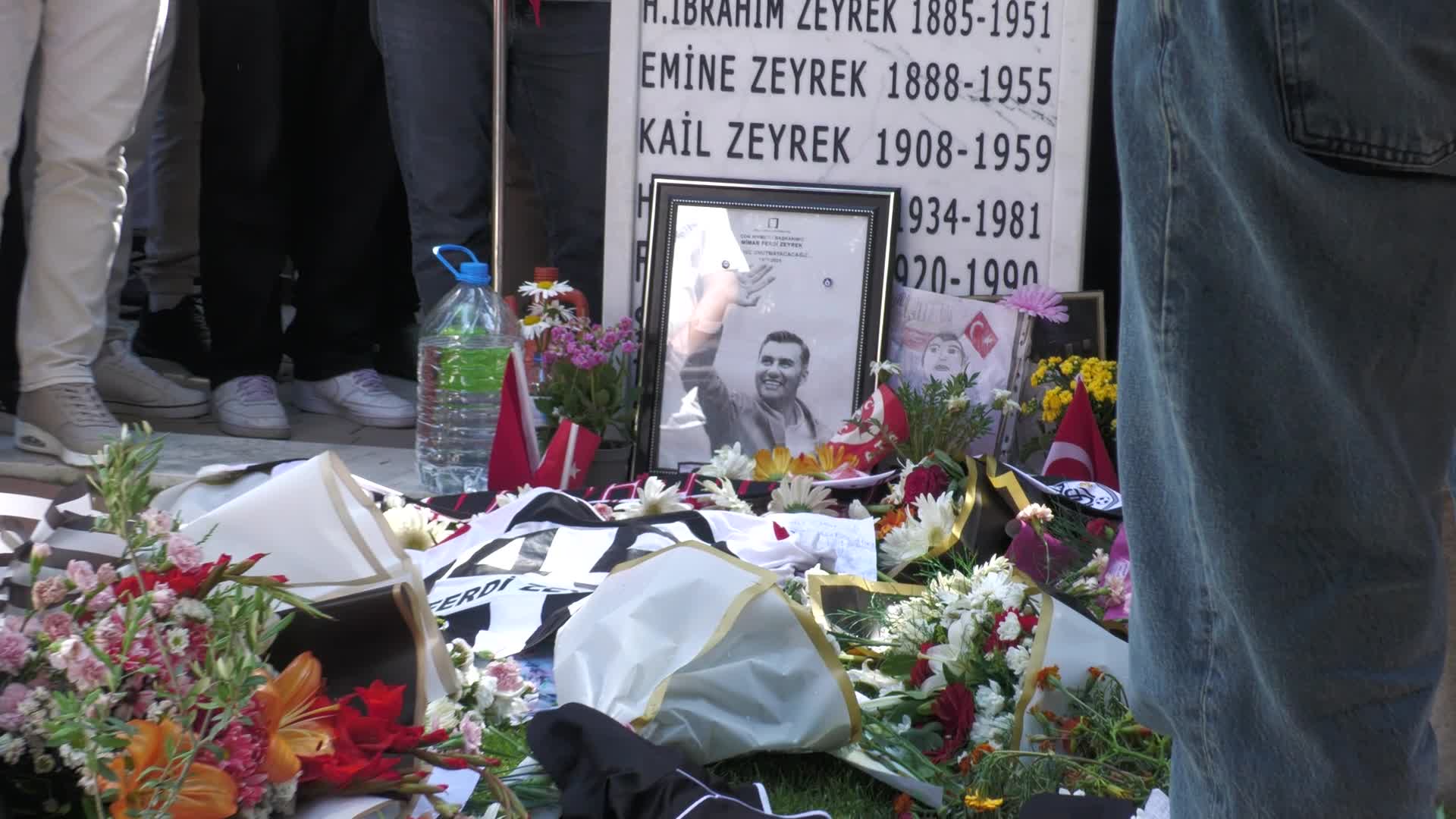 Manisa Büyükşehir Belediye Başkanı Zeyrek'in kabri Babalar Günü’nde de ziyaret edildi