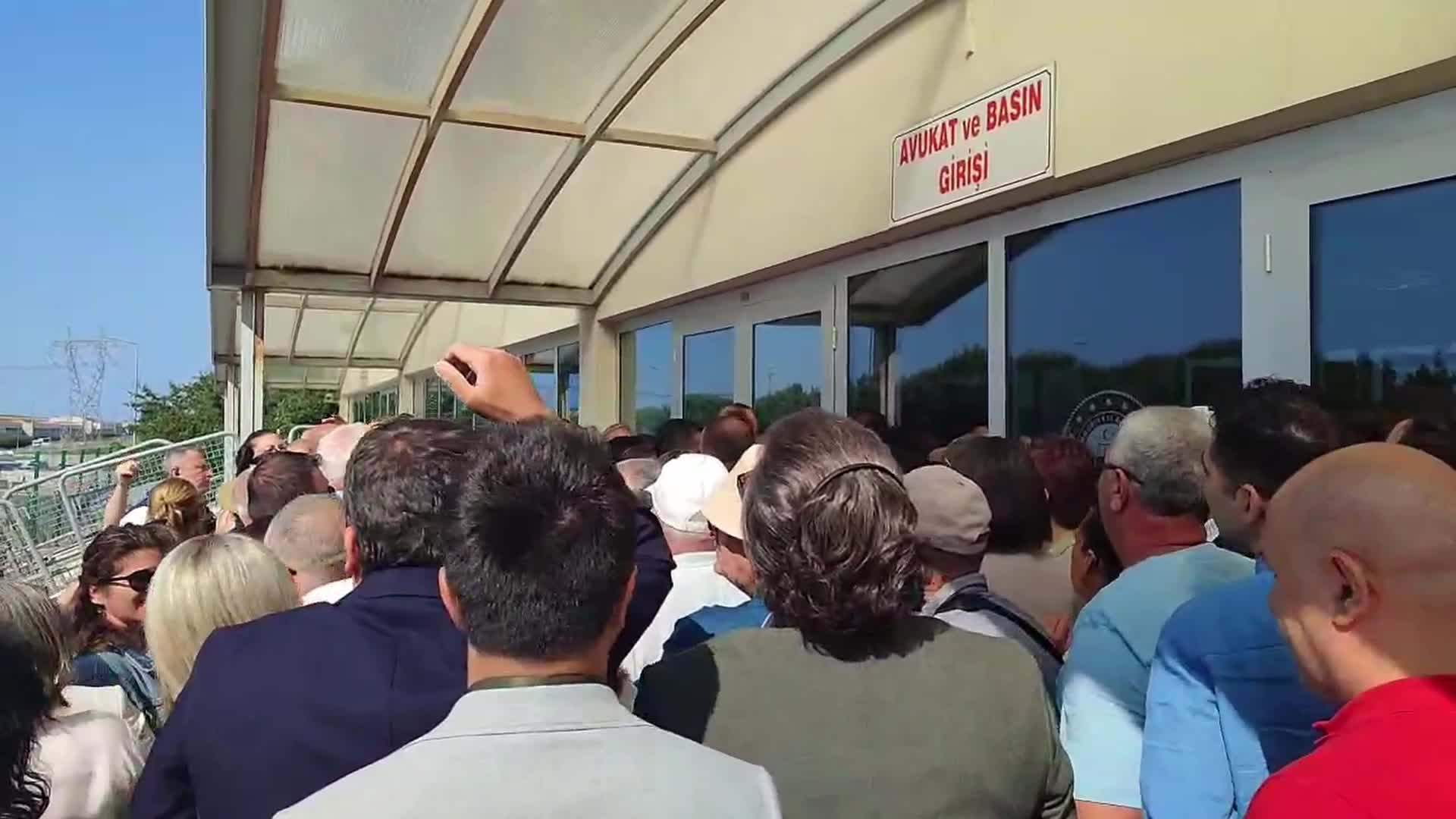 Ekrem İmamoğlu duruşmasından notlar... Konuşması alkışlarla kesildi, ara verilince çıkarılmak istendi, “İstemiyorum. Zorla götürün” diye tepki gösterdi