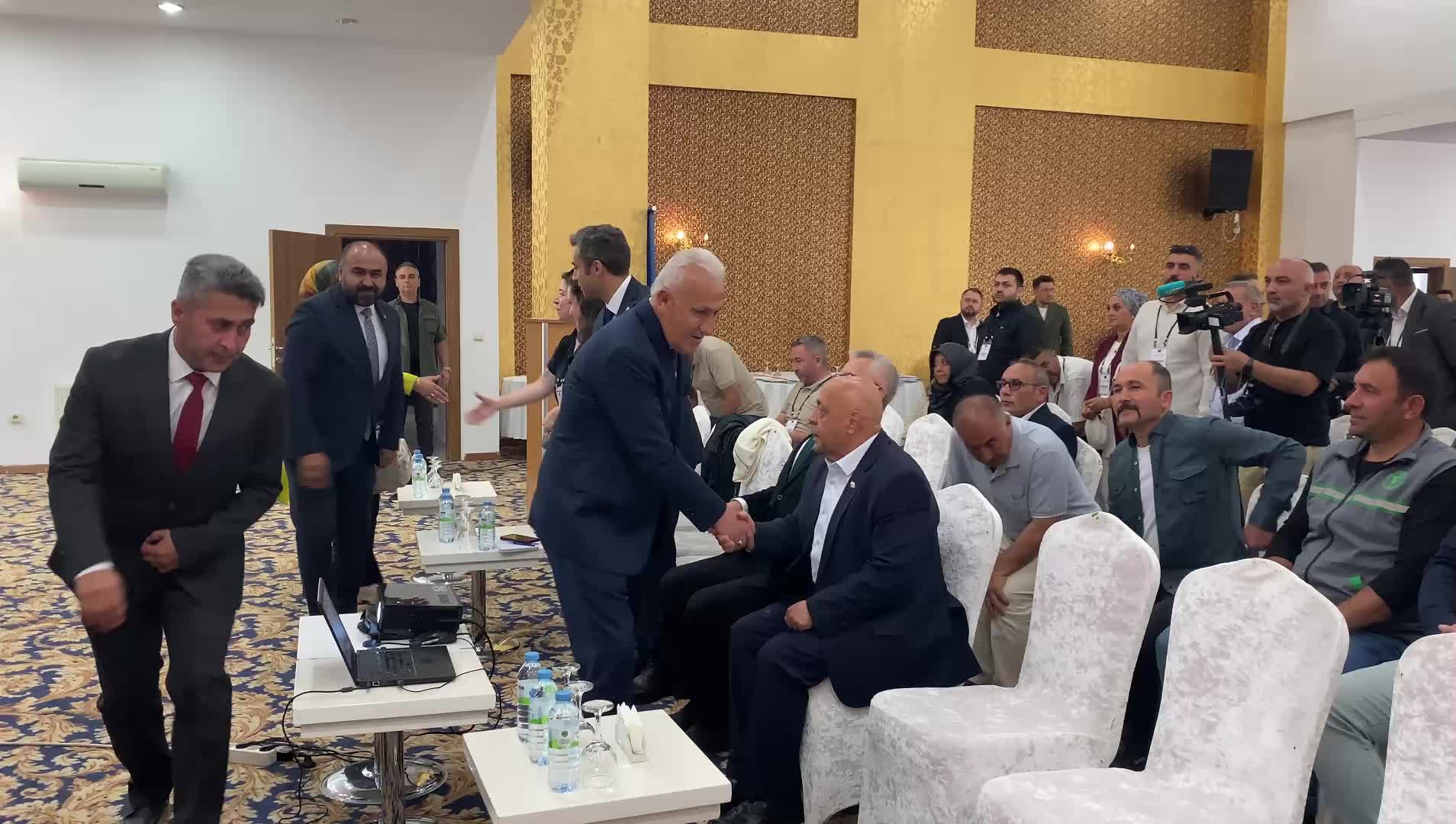 HAK-İŞ Genel Başkanı Mahmut Arslan: “Türkiye'de bir milyon 200 bin civarındaki ev işçisinin büyük çoğunluğu kayıt dışı çalışıyor"