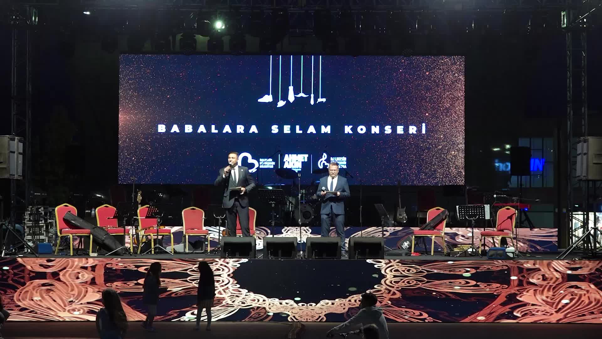 Balıkesir Büyükşehir Belediyesi’nin Babalar Günü konserinde Ferdi Zeyrek unutulmadı