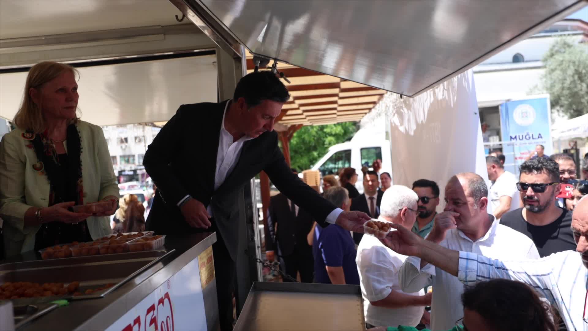 Muğla'da Ferdi Zeyrek için lokma hayrı... Büyükşehir Belediye Başkanı Aras: "Ege bölgemizin sevgilisiydi"