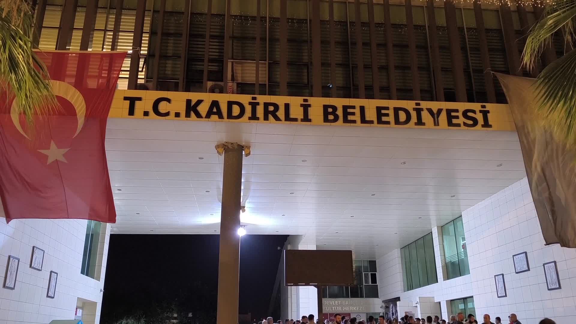 Kadirli Belediyesi'ne taşlı saldırı