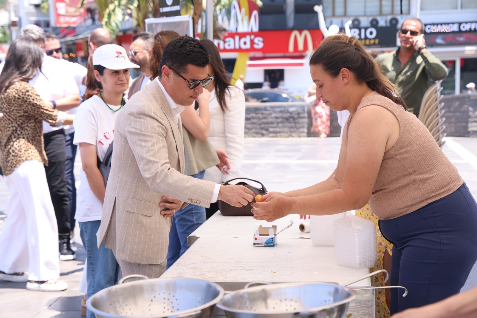 Marmaris’te Ferdi Zeyrek anısına lokma döküldü