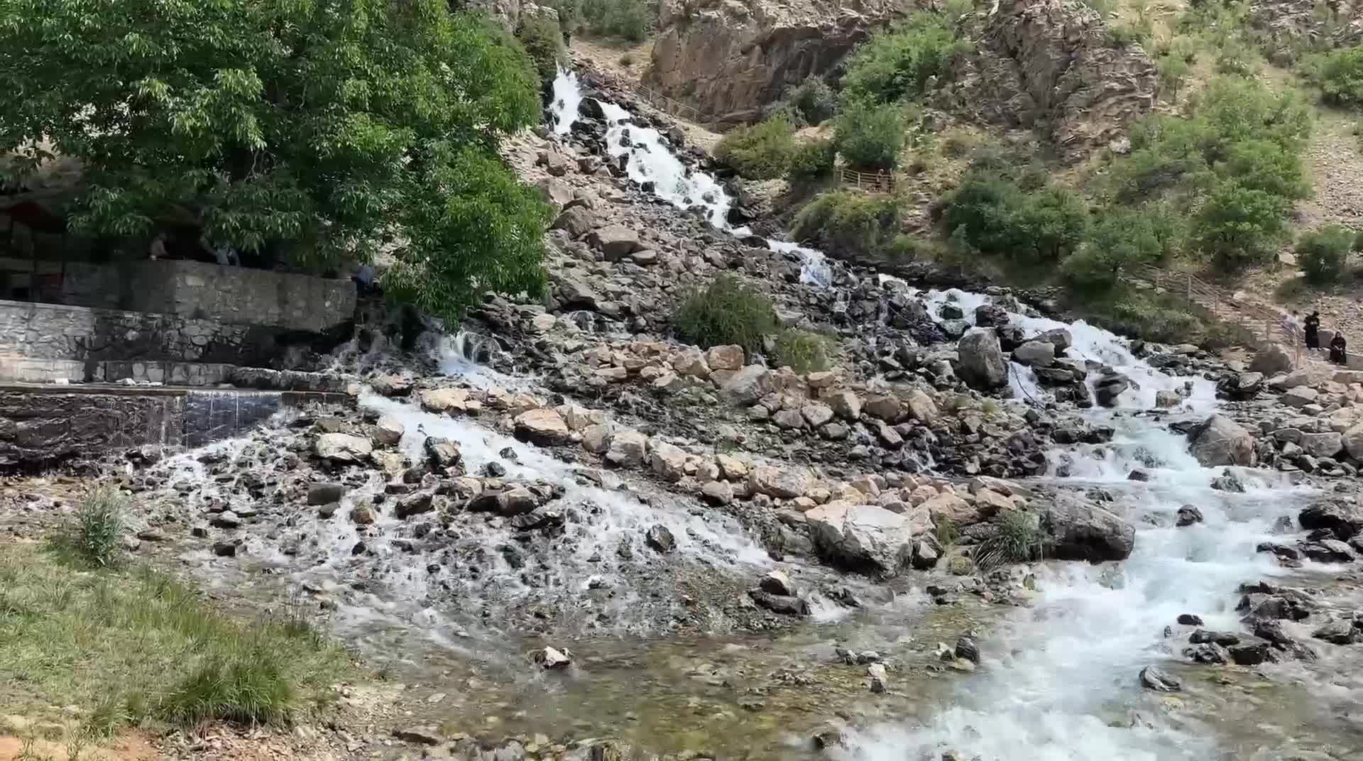 Van'ın Çatak ilçesinde bulunan "Kanispi Şelalesi" yerli ve yabancı turistin ilgi odağı olmaya devam ediyor