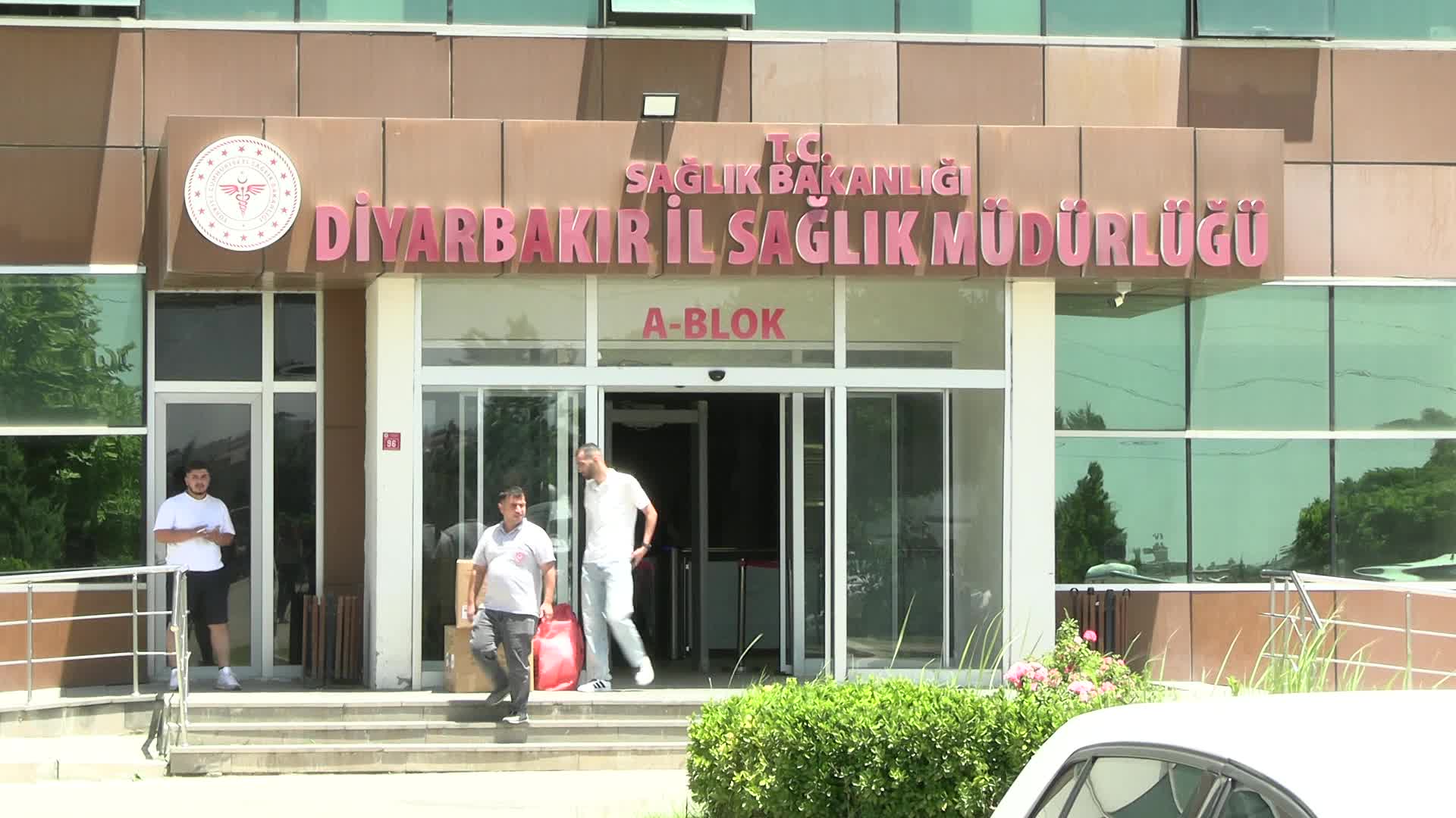Diyarbakır’da sağlık çalışanları 'maaş kesintisi' uygulamasını protesto etti