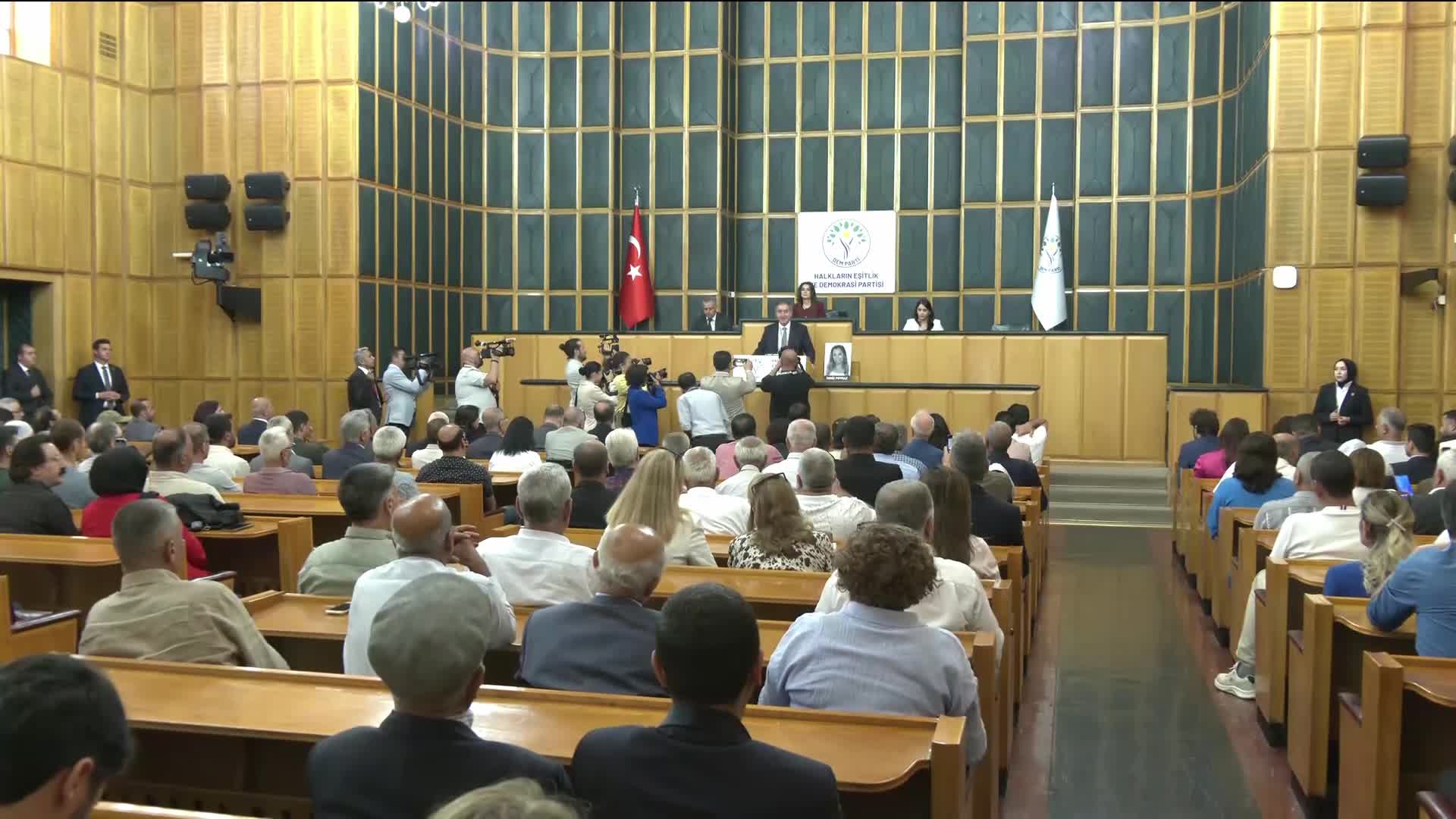 DEM Parti Grup Toplantısı... Bakırhan: "Barış sürecinin güçlenmesi için biz de genel merkezdeki heyetimizle birlikte sayın Abdullah Öcalan’ı ziyaret edebilmek için başvuruda bulunacağız"