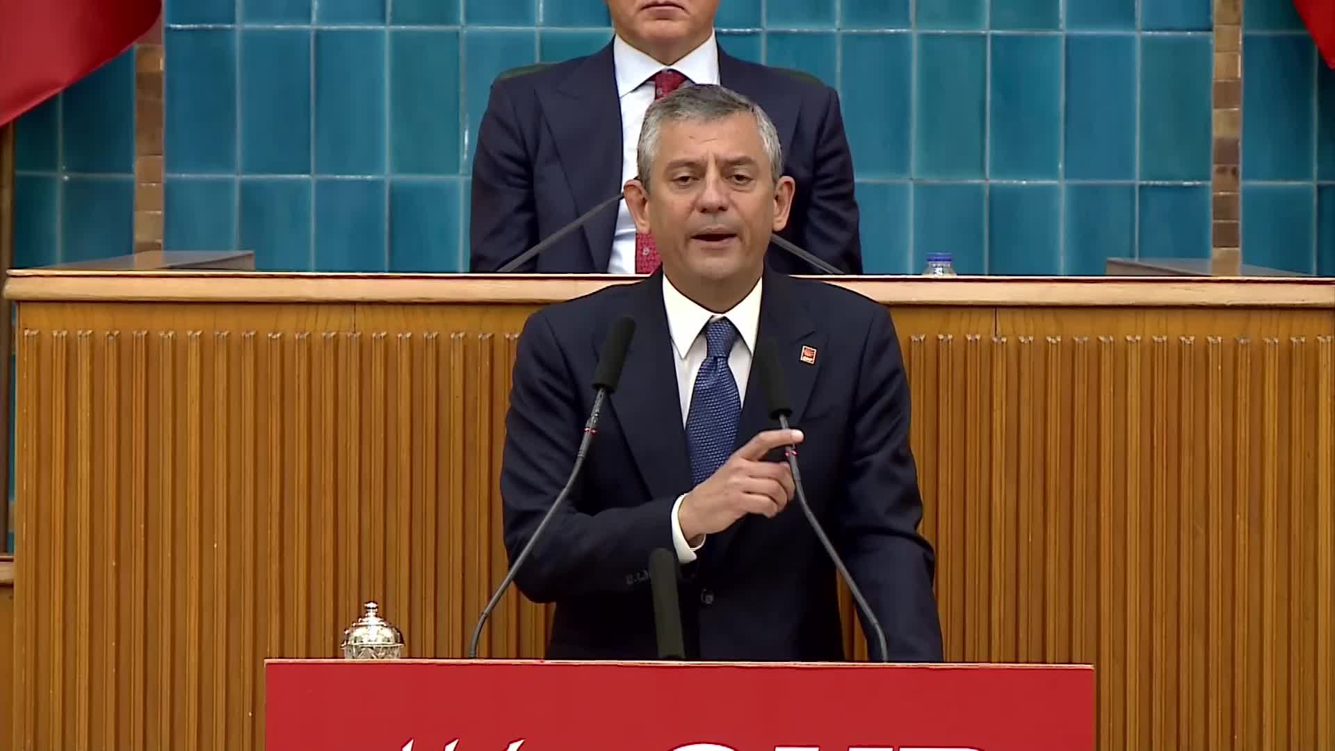 CHP Grup Toplantısı…Özgür Özel: “23 yıllık böylesine suça, kire, kötü ilişkilere, elde ettiği yetkiyi en kötü şekilde kullanmaya alışmış iktidar, herhalde çiçeği yaptırıp da iktidarı devretmek için bizi kapıda beklemeyecekti”