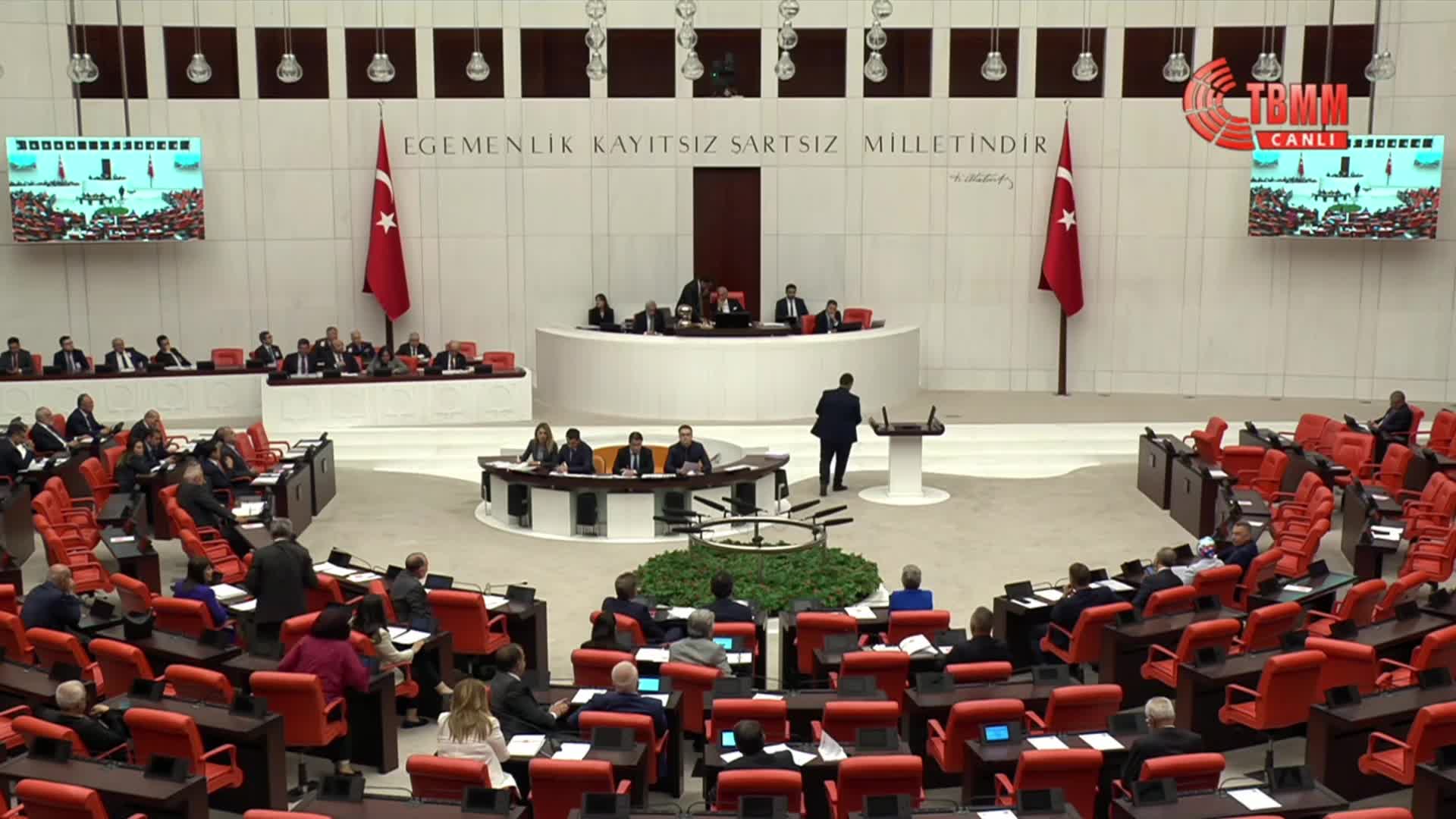 CHP'li Akay, kamuda çoklu maaş alanların listesini Meclis'e getirdi:  Bir anne çocuğunu pazardan artıkla doyuruyor ama birileri hâlâ 5 maaşla saltanat sürüyor