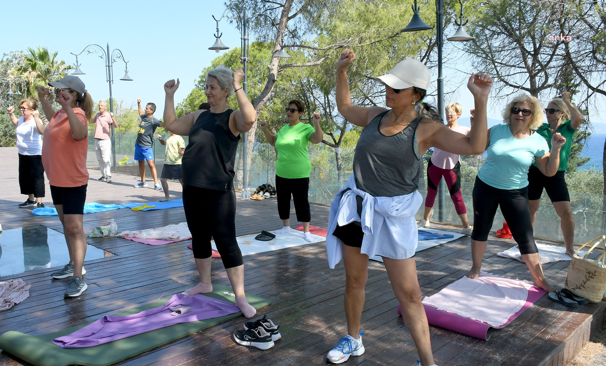 Kuşadası Belediyesi'nden Güvercianada Kalesi’nde mat pilates dersi