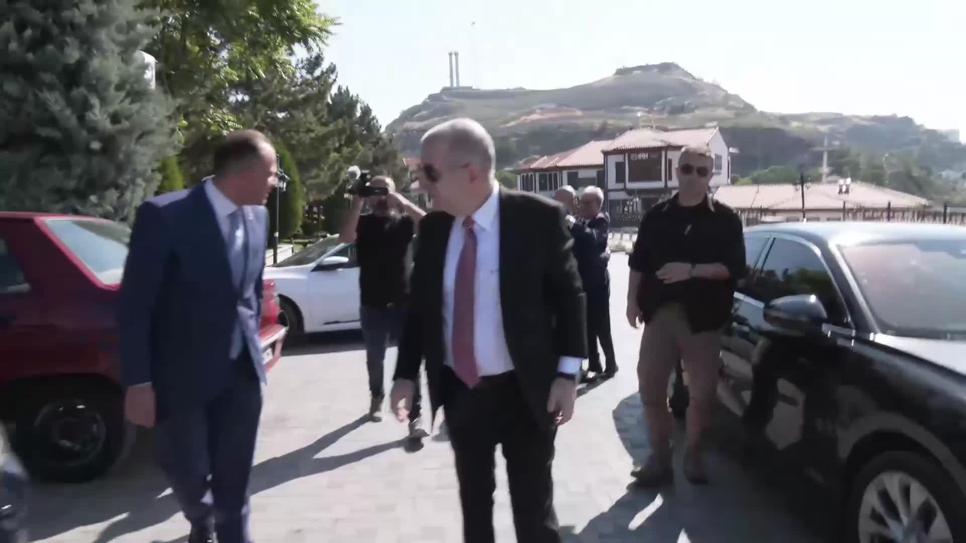 Ümit Özdağ, Hacı Bayram Veli Camisi’nde şükür namazı kıldı