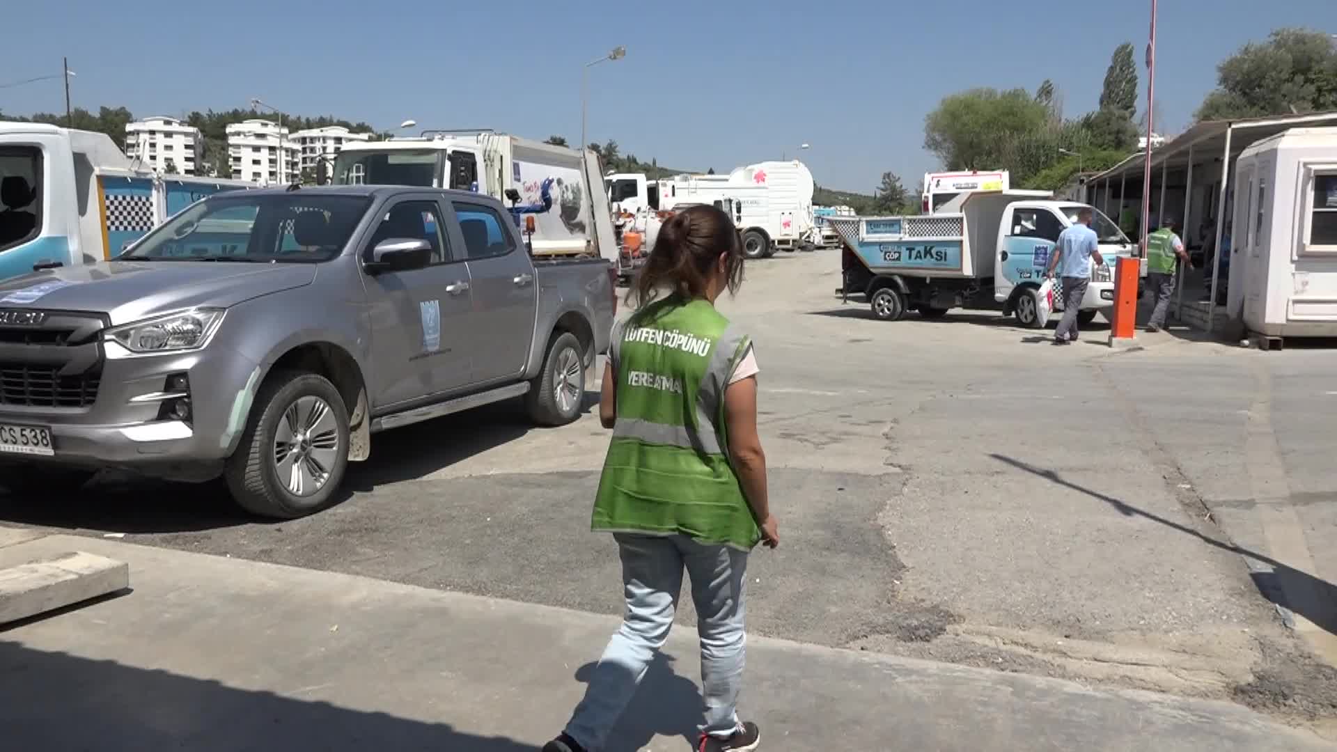Kuşadası’nda “Alo Çöp Taksi”nin direksiyonunda bir kadın şoför