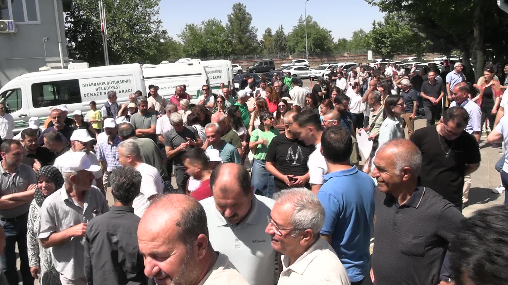 Kürt müziğinin “Taçsız Kraliçesi” olarak bilinen Ayşe Şan’ın cenazesi 29 yıl sonra Diyarbakır’a getirildi