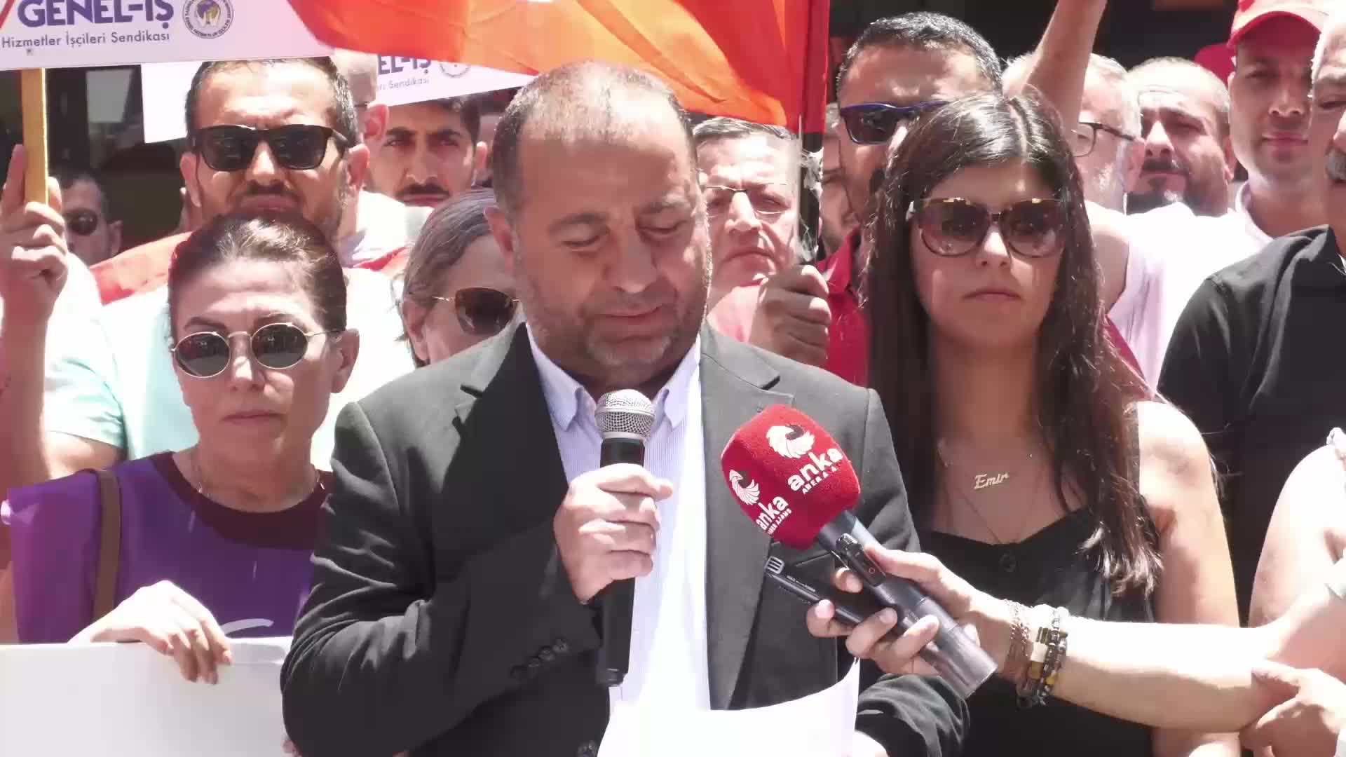 Genel-İş Sendikası İzmir Şube yöneticilerinin "Cumhurbaşkanına hakaret" iddiasıyla tutuklanmasına protesto