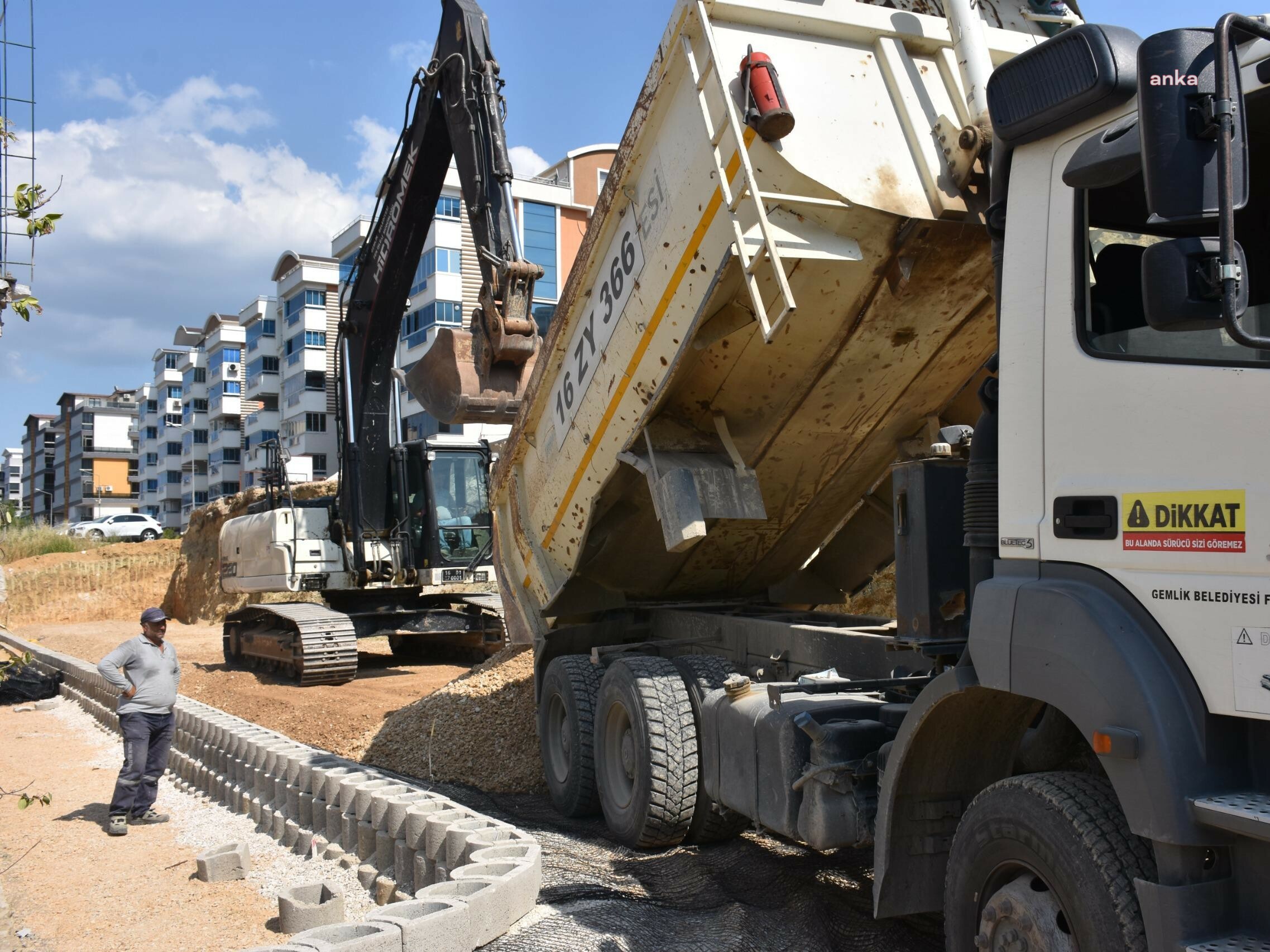 Gemlik'te yol çalışmaları sürüyor