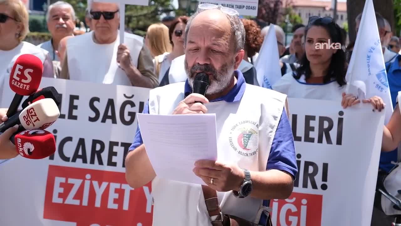Eskişehir’de sağlık emekçilerinden maaş kesintilerine tepki: Maaş bordrolarını yaktılar