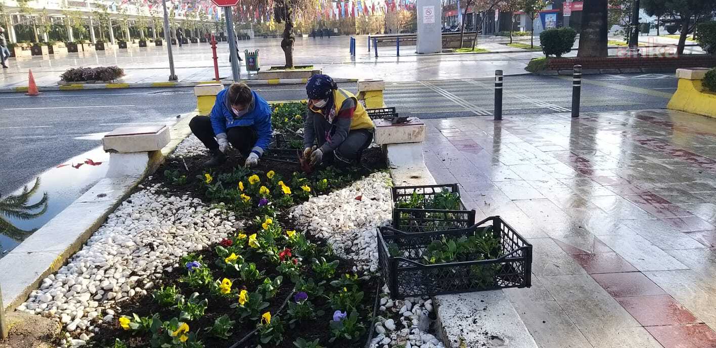 AYDIN BÜYÜKŞEHİR’DEN PARKLARDA VE YOLLARDA BAKIM ÇALIŞMASI