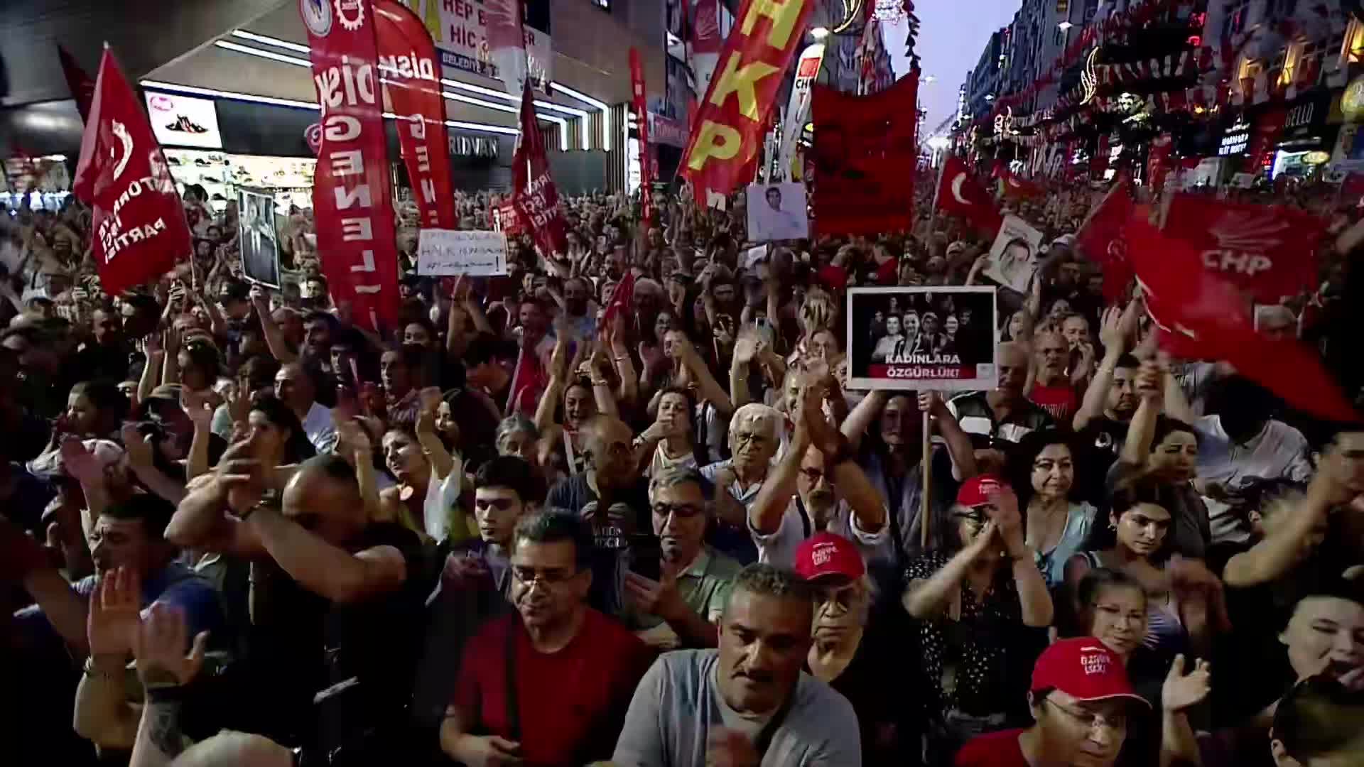 Özgür Özel Avcılar'da... Özel, Erdoğan'a yanıt verdi: "Ben 11 belediye başkanımıza sonuna kadar kefilim, sen İstanbul'u atadığın başsavcıyı tanıdığın güne pişmansın"