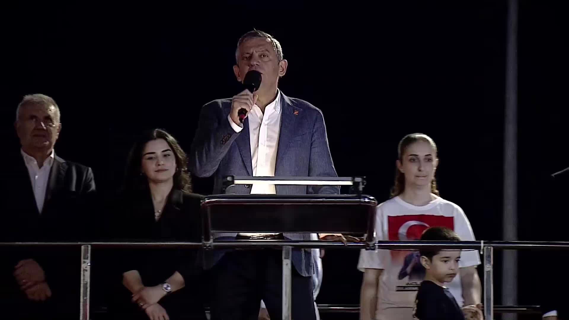 Özgür Özel Avcılar'da... Özel'den Erdoğan'a çağrı: Yol yakınken hukuka dön, adalete dön, yoksa yine pişman olacaksın