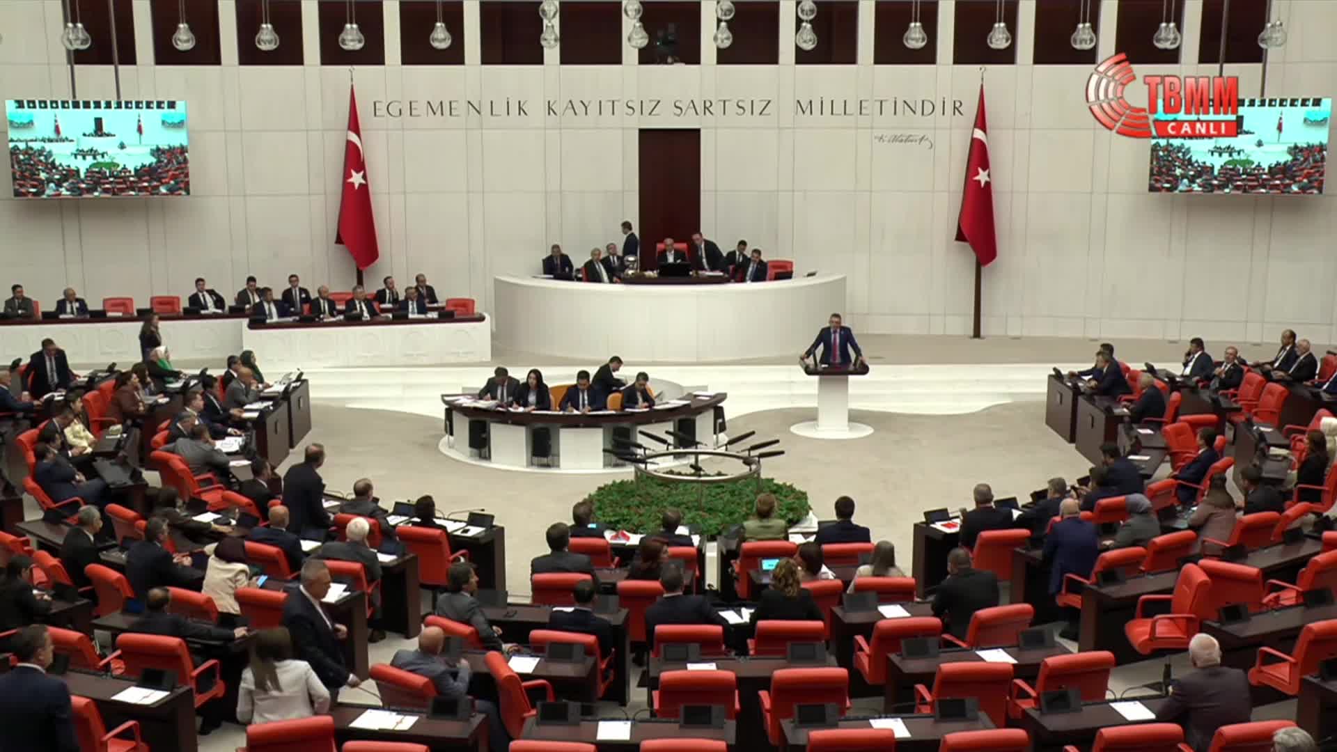 TBMM Genel Kurulu'nda çıkan tartışmanın ardından Divan Katip üyesi Yasin Öztürk'e kınama cezası verildi