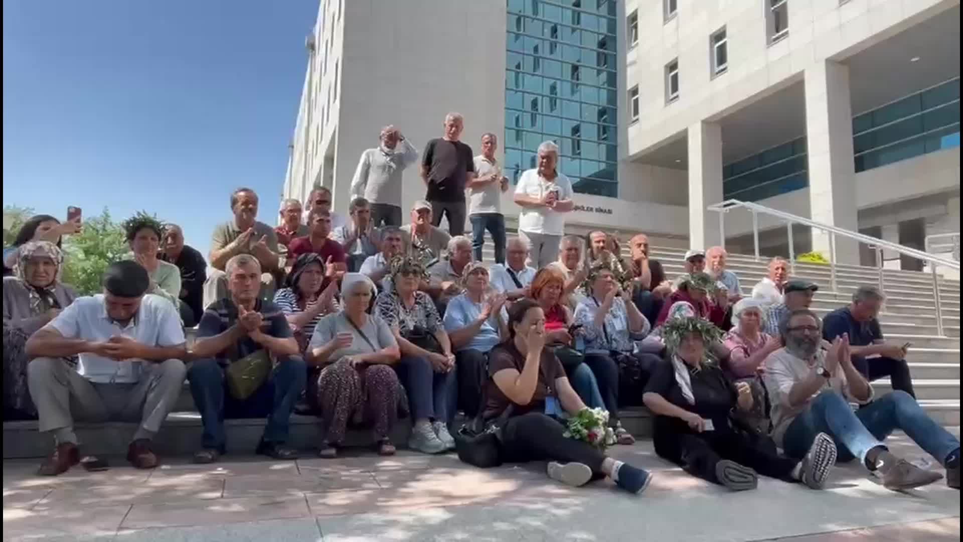TBMM'de, zeytinliklerle ilgili kanun teklifinin görüşüldüğü Sanayi Komisyonu'na alınmayan İkizköylüler oturma eylemine başladı