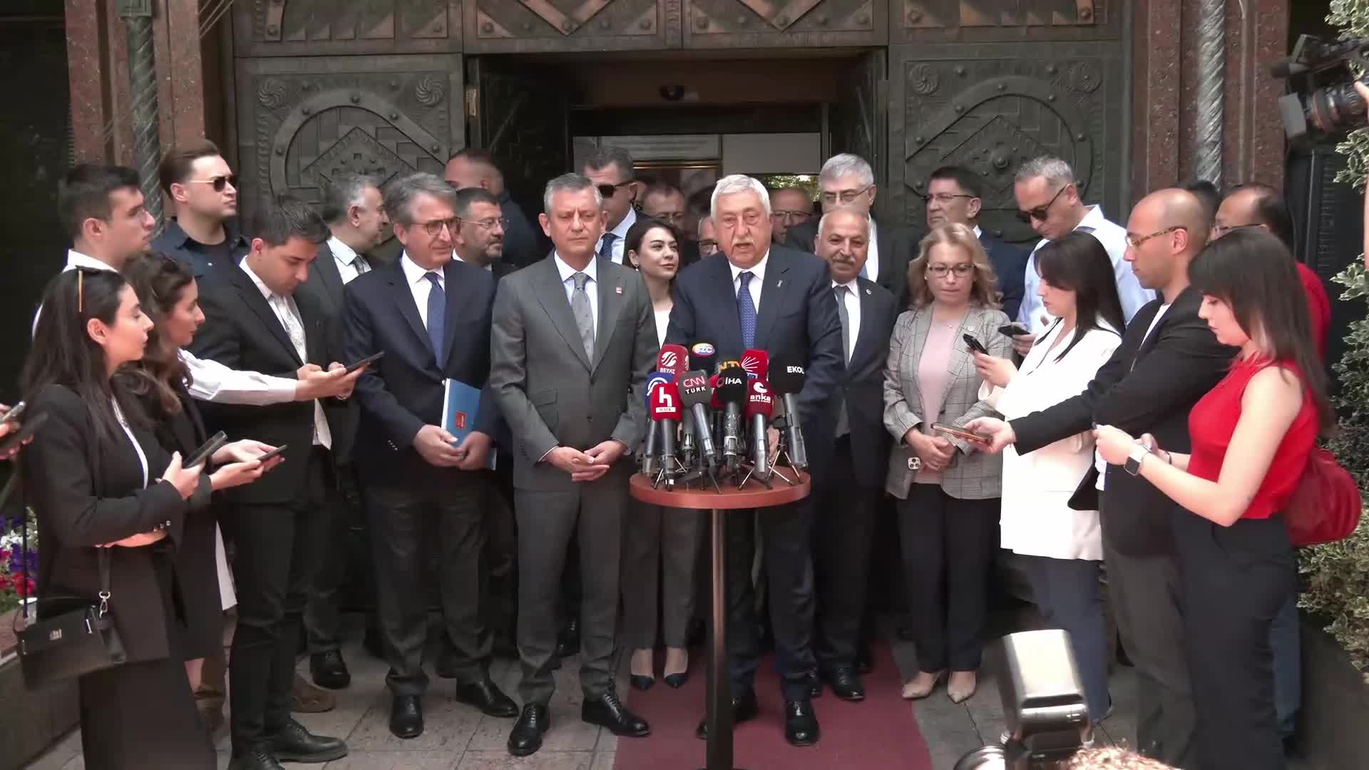 Özgür Özel, TESK'i ziyaret etti... Özel: "Sayın Erdoğan’a da çağrımız; esnafın elini havada bırakmayalım, hep birlikte tutalım"