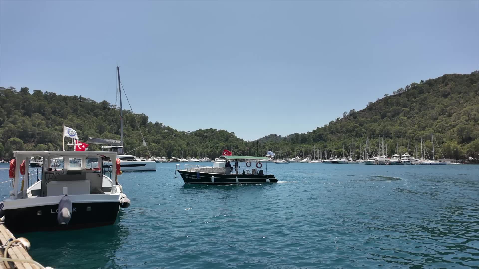 Muğla Büyükşehir Belediyesi, atık alım tekneleriyle koyları temiz tutuyor