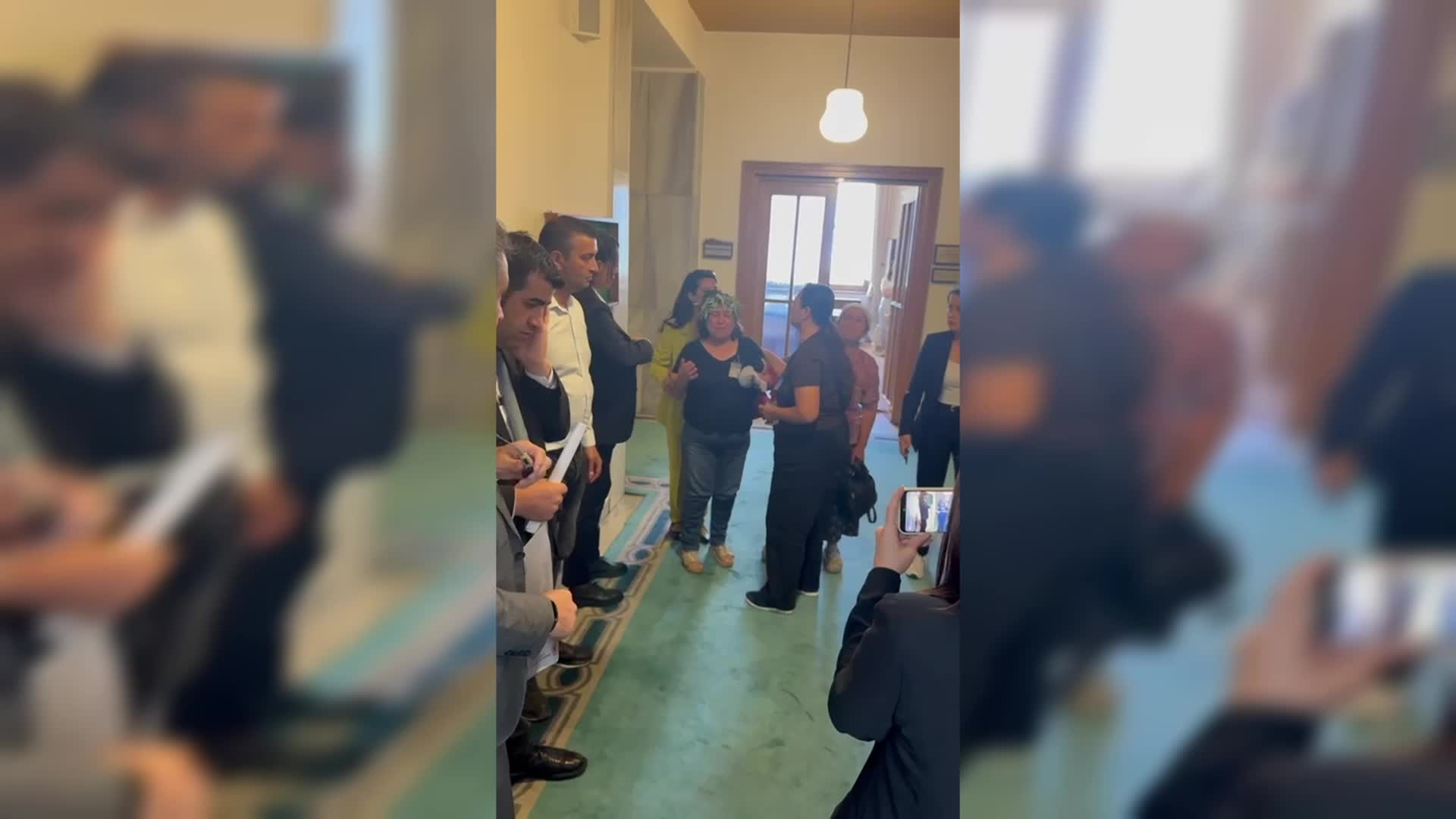 TBMM'de, zeytinliklerle ilgili kanun teklifinin görüşmeleri sırasında Muğla'dan gelen bir köylü kadın sinir krizi geçirdi: "Memleketimden ayrılmak istemiyorum"