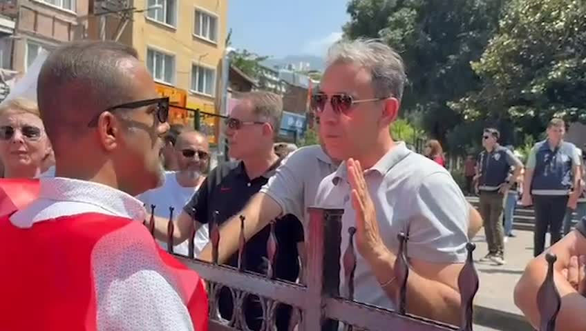Eğitim İş Bursa Şubesi’nin açıklaması engellendi, öğretmenler İl Milli eğitim Müdürlüğü önünde oturma eylemi yaptı