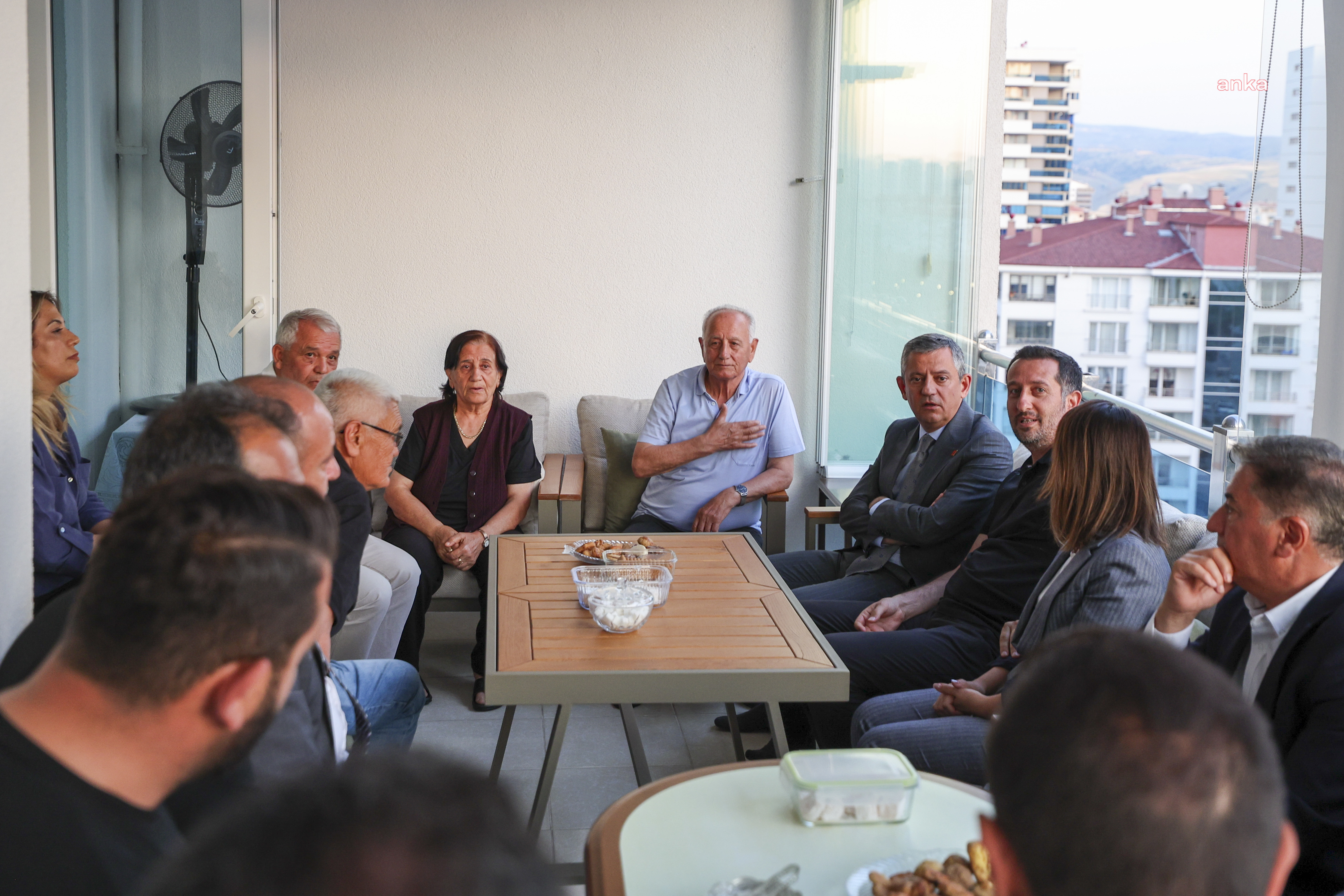 CHP Genel Başkanı Özgür Özel, PM Üyesi Hakverdi'ye taziye ziyaretinde bulundu