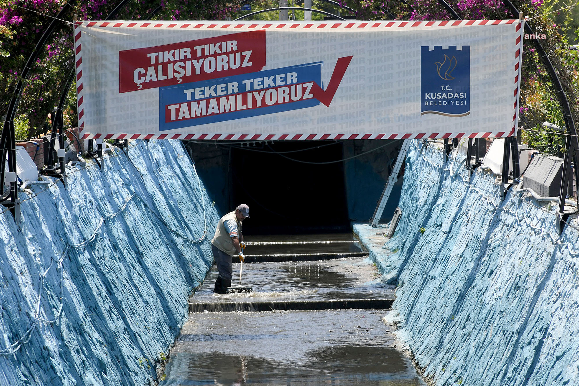 Kuşadası Belediyesi Damlacık Deresi’nde başlattığı temizlik çalışmalarını sürdürüyor