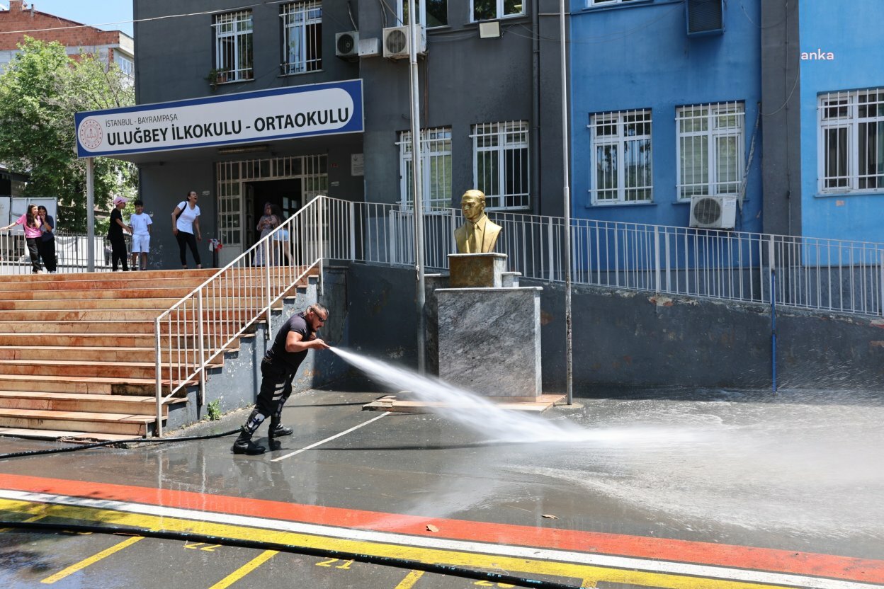Bayrampaşa Belediyesi'nden YKS öncesi okul bahçelerinde temizlik