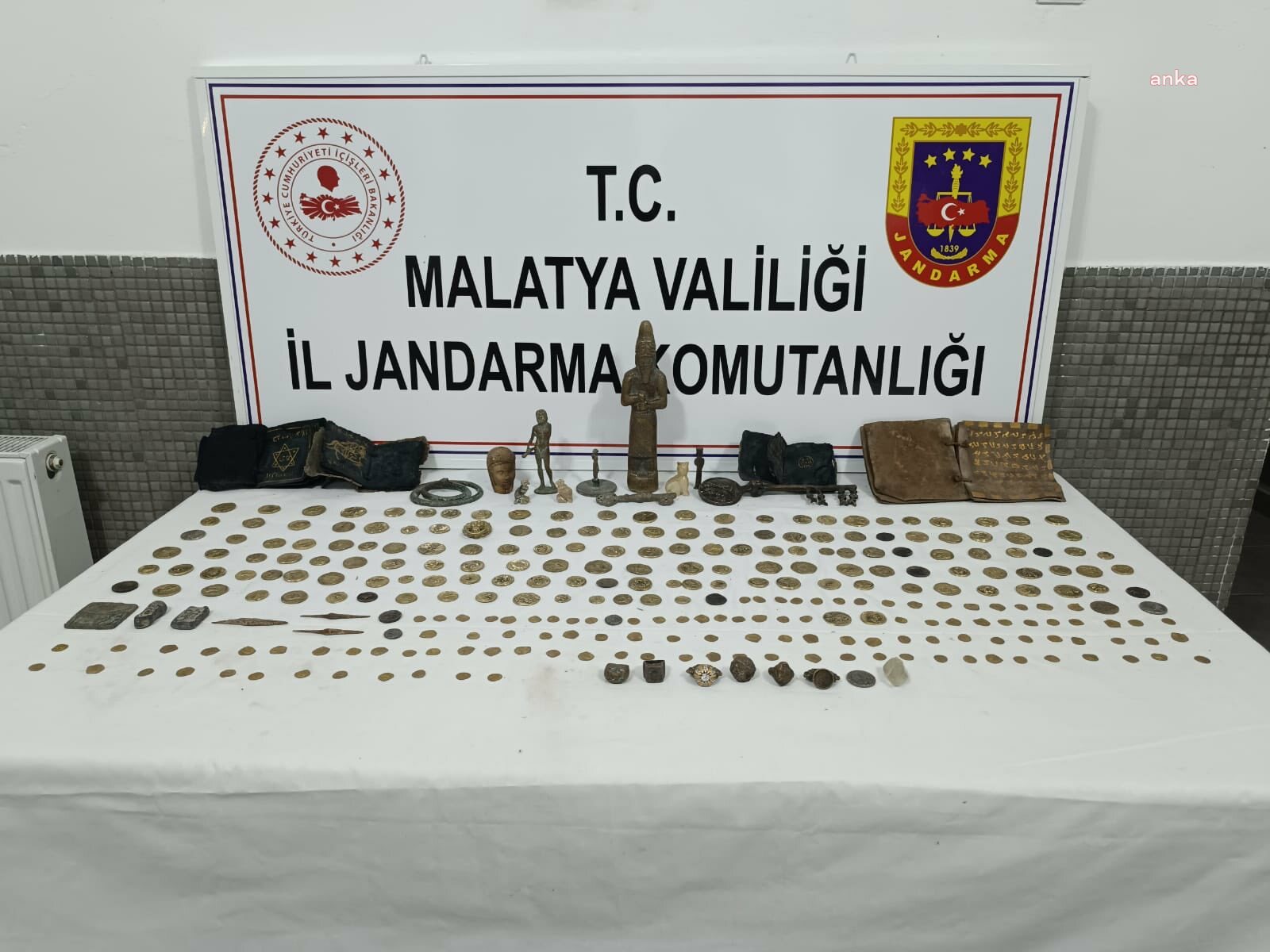 Darende’de tarihi eser operasyonu: 273 sikke, 4 heykel, 6 yüzük ele geçirildi