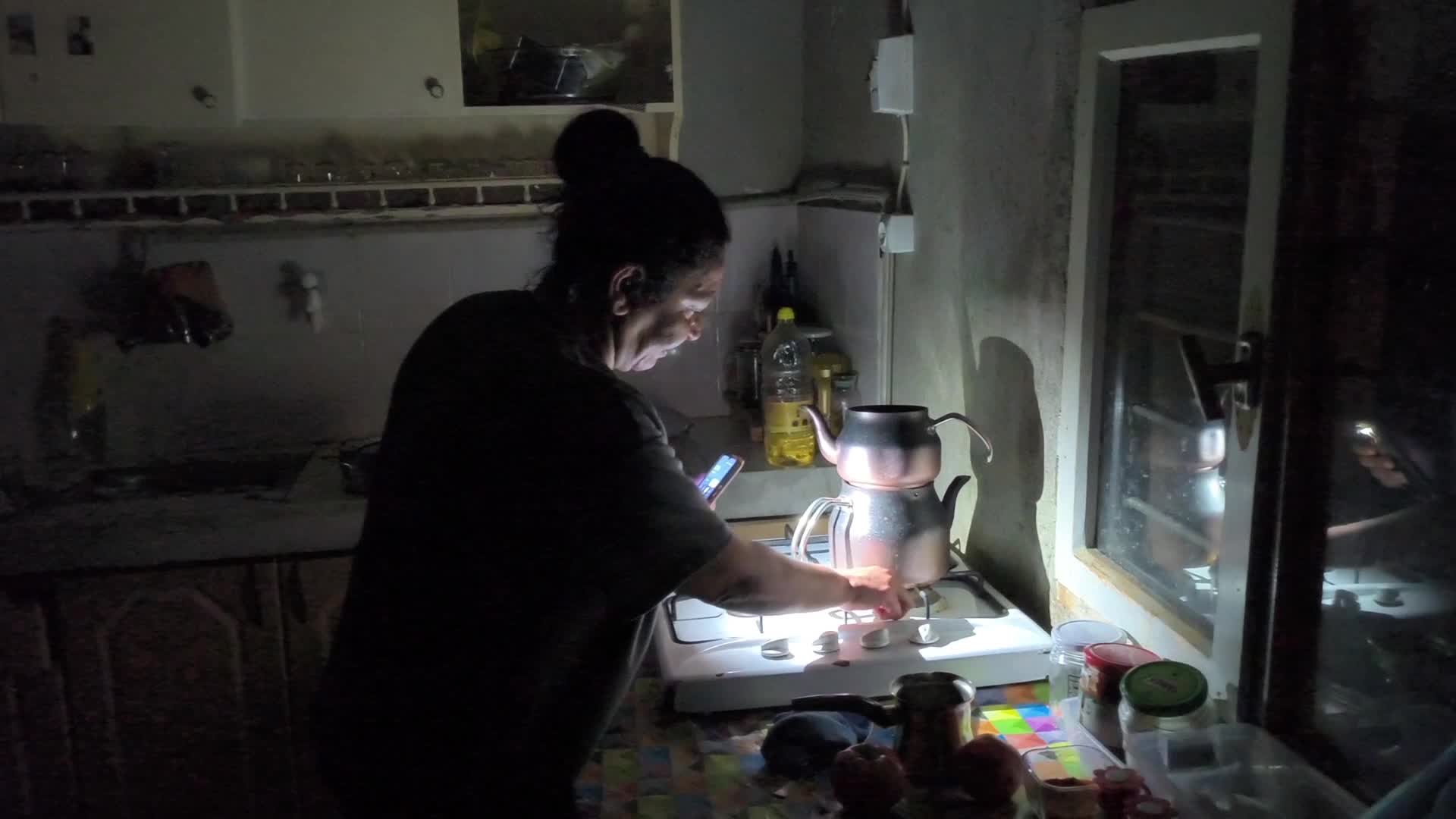 Kızıyla birlikte mum ışığında yaşayan anne: "Sokakta mı kalacağım, ben nereye gideceğim?"