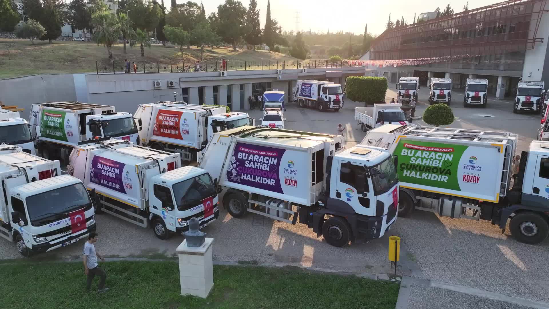 Çukurova Belediyesi araç filosuna kazandırılan çöp kamyonları tanıtıldı