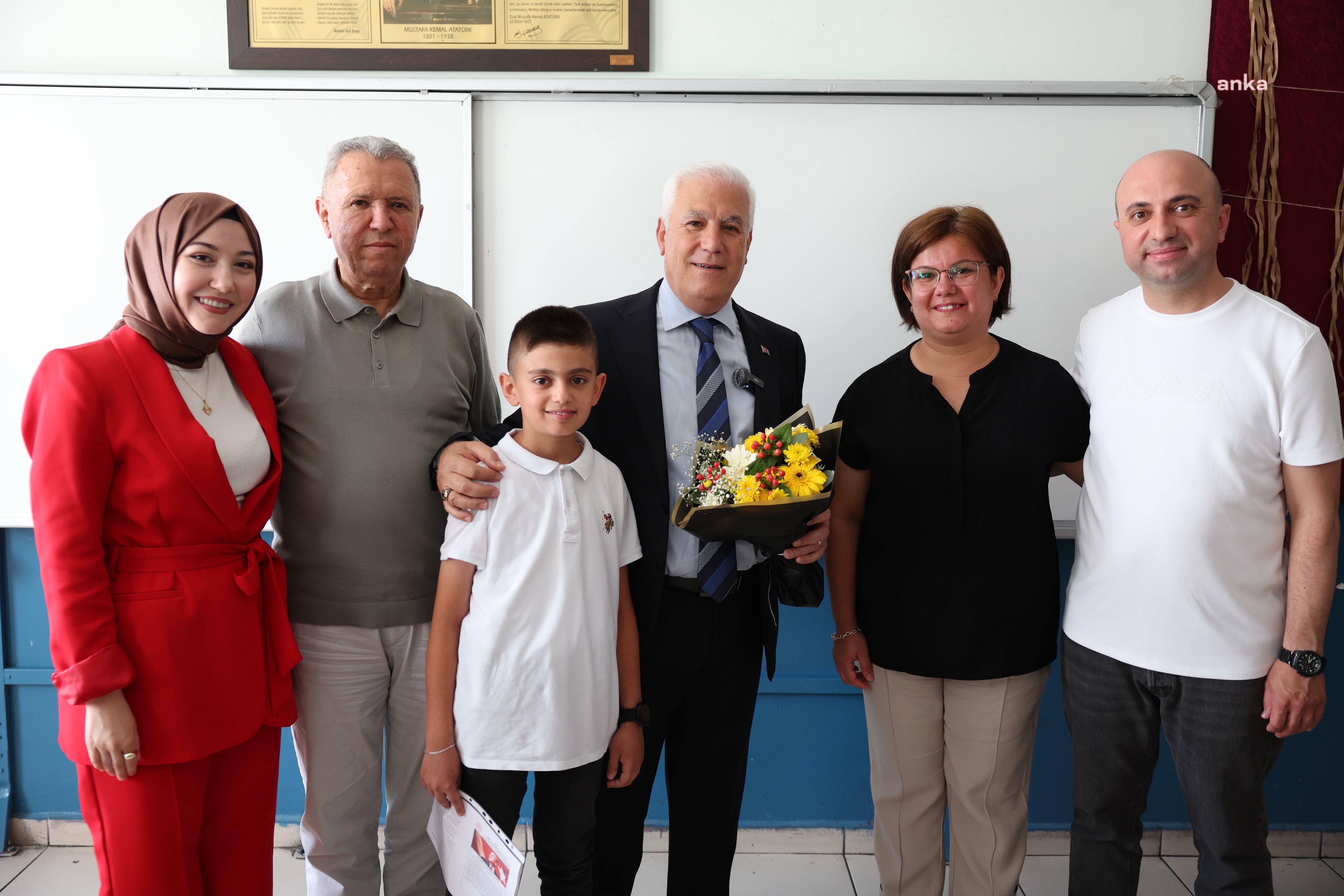 Bursa Büyükşehir Belediye Başkanı Bozbey, öğrencilerin karne sevincine ortak oldu