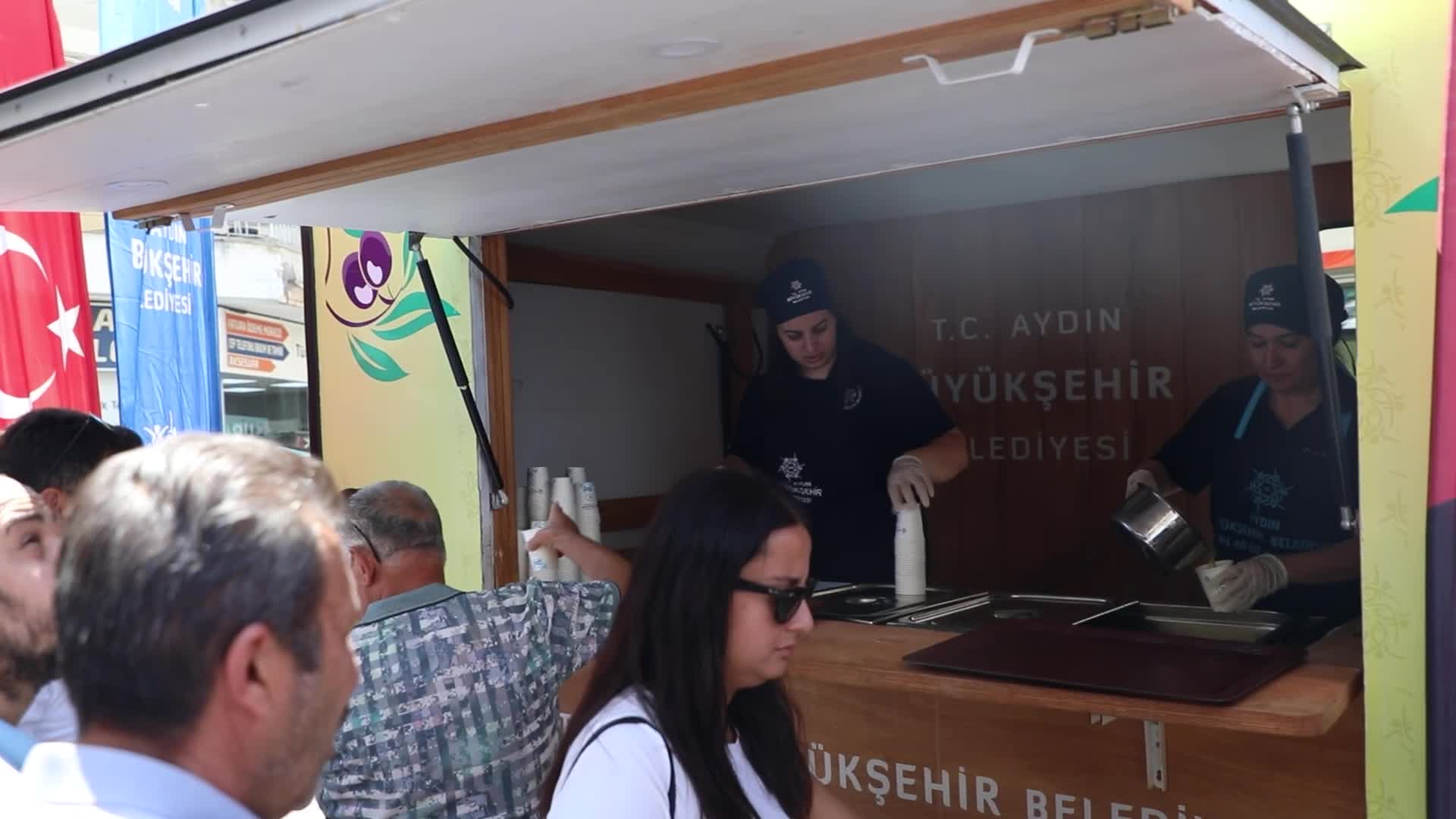 Aydın Büyükşehir Belediyesi'nden pazar esnafına limonata ikramı