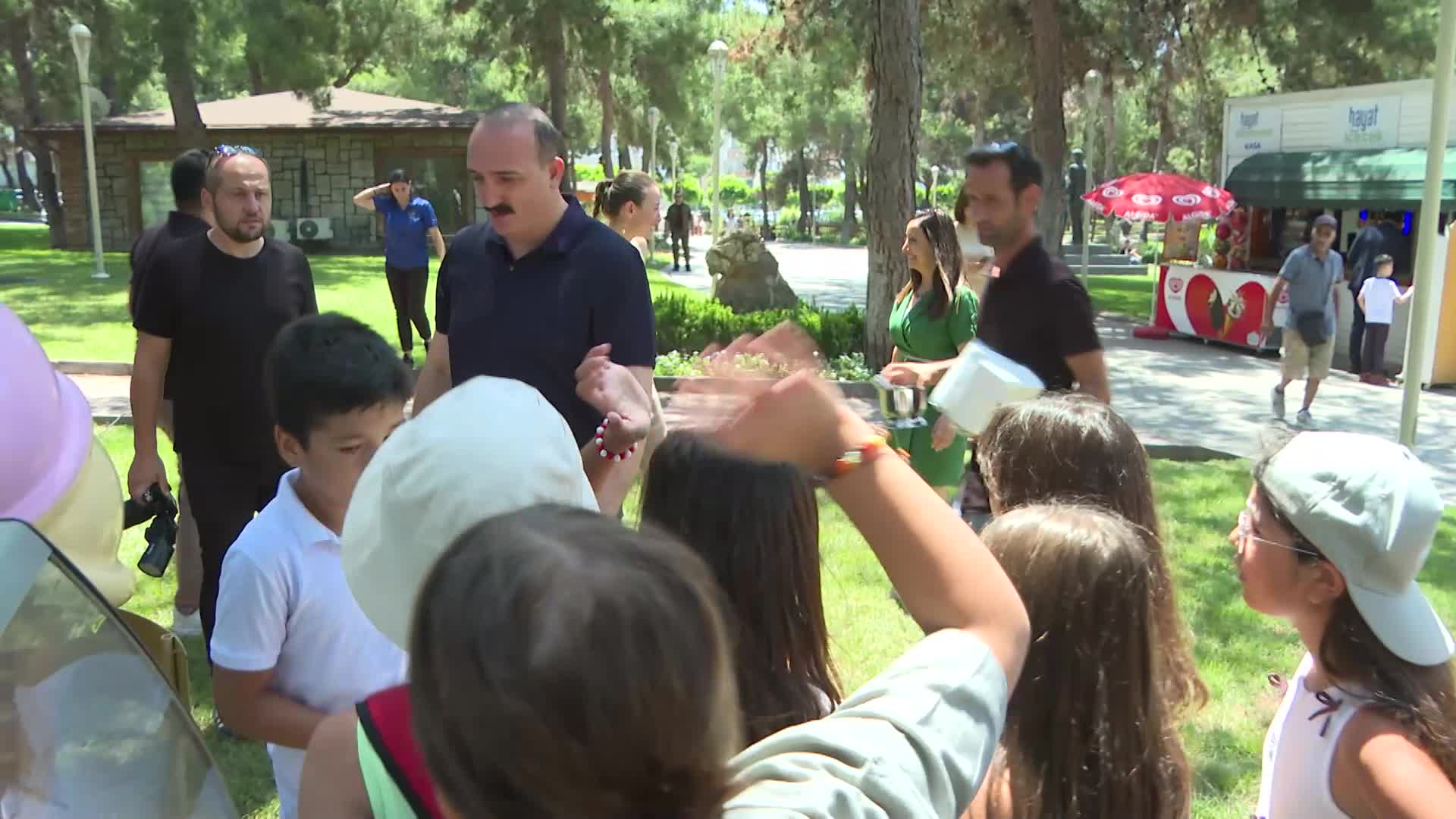 Konyaaltı Belediye Başkanı Kotan'dan çocuklara karne hediyesi dondurma ikramı