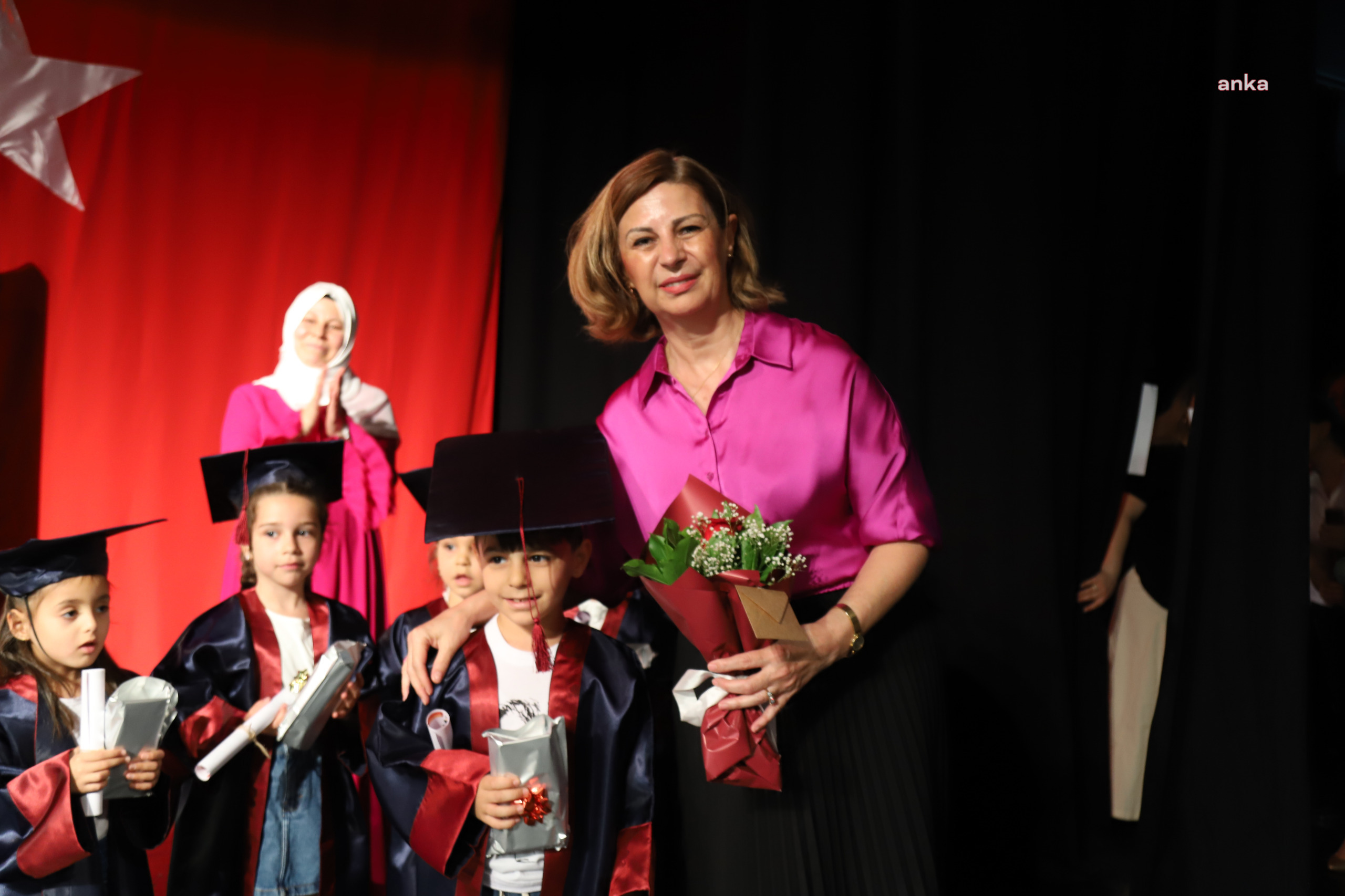 Eskişehir Büyükşehir Belediye Başkanı Ünlüce, minik öğrencilerin karne heyecanına ortak oldu