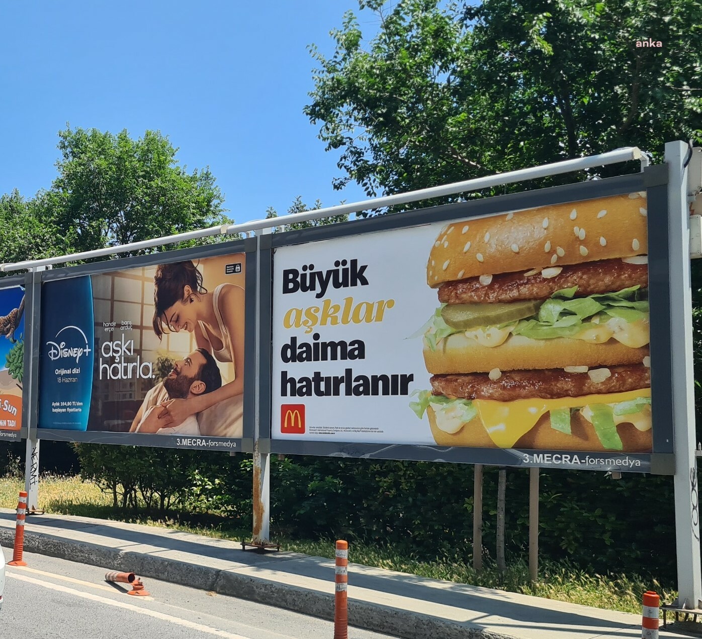 Disney Plus ve McDonald’s Türkiye'den billboardlarda yüz gülümseten aşk hikayesi